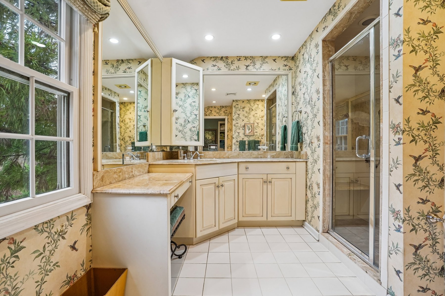 Classic Center Hall Colonial Privately Set on 1.2 Acres - 物件實景