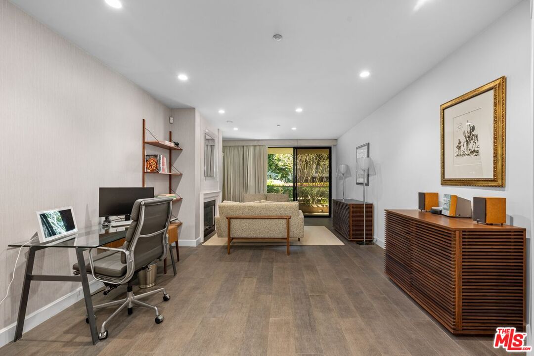 Santa Monica, California, 90402, United States, 2 Bedrooms Bedrooms, ,2 BathroomsBathrooms,Residential,For Sale,1901318