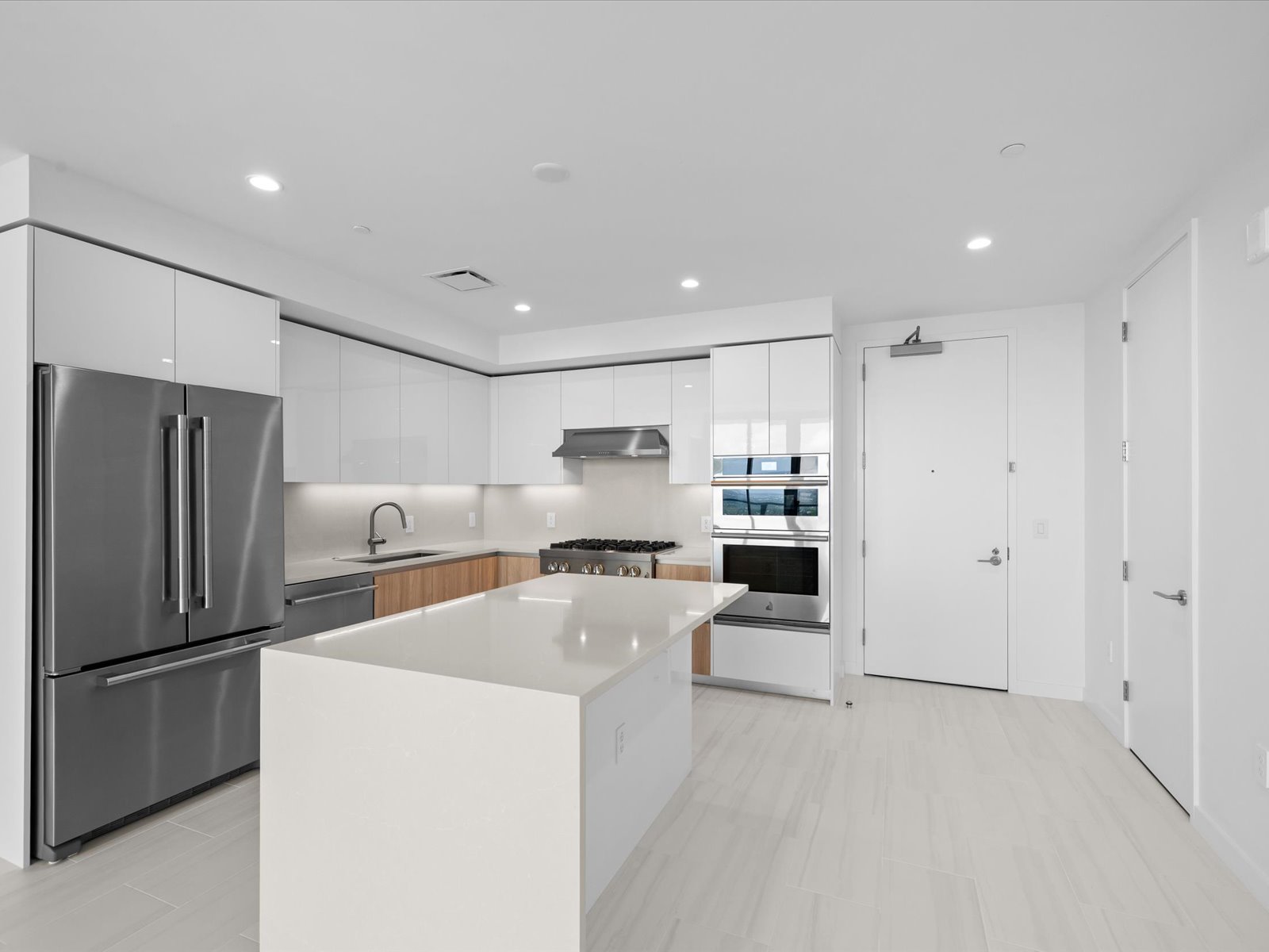 ST Petersburg, Florida, 33701, United States, 2 Bedrooms Bedrooms, ,3 BathroomsBathrooms,Residential,For Sale,2049072