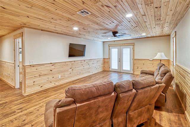 Eufaula, Oklahoma, 74432, United States, 3 Bedrooms Bedrooms, ,3 BathroomsBathrooms,Residential,For Sale,1987326