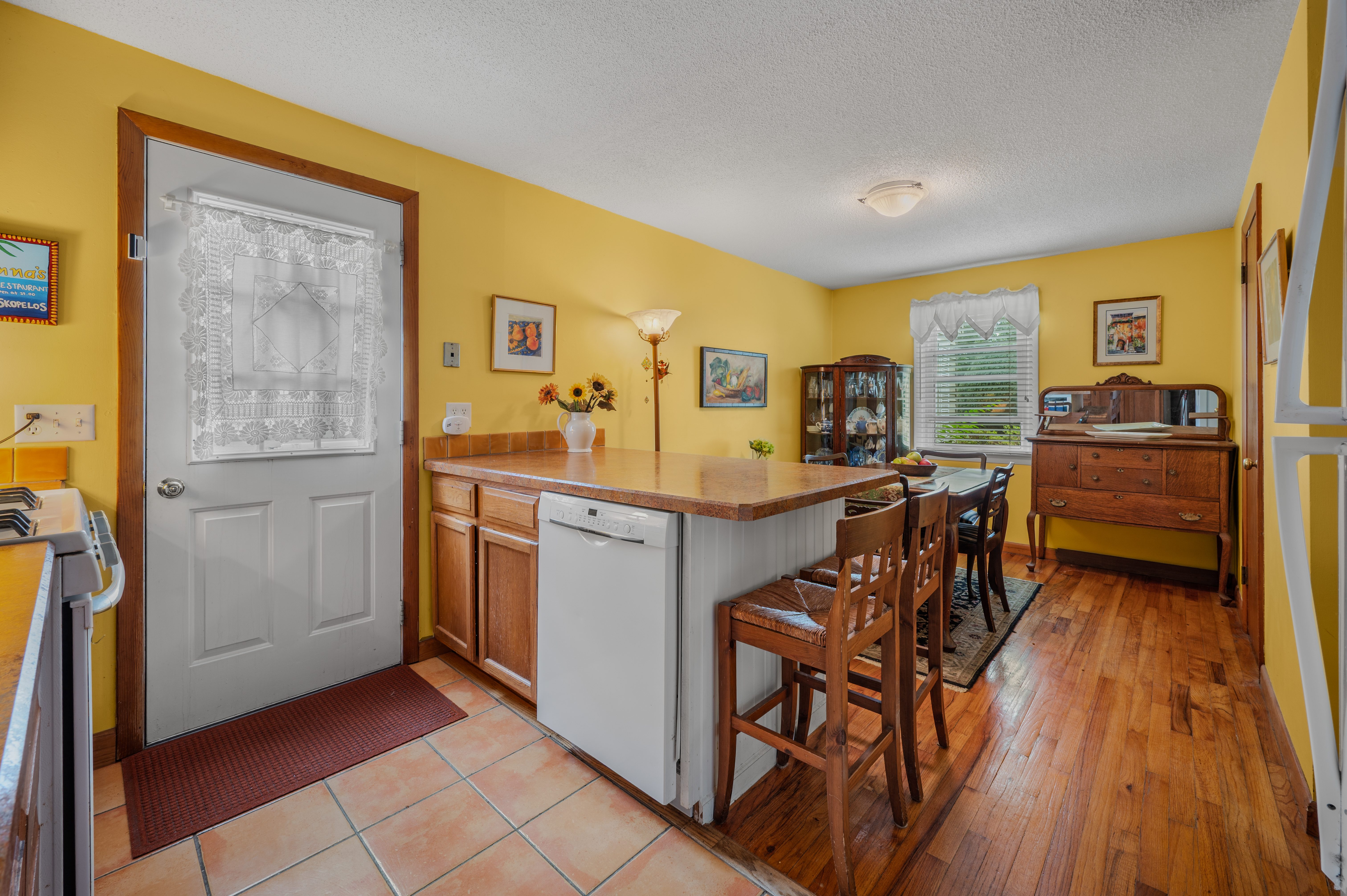  Discover easy coastal living in this sun-drenched Niantic townhouse. - 物件實景