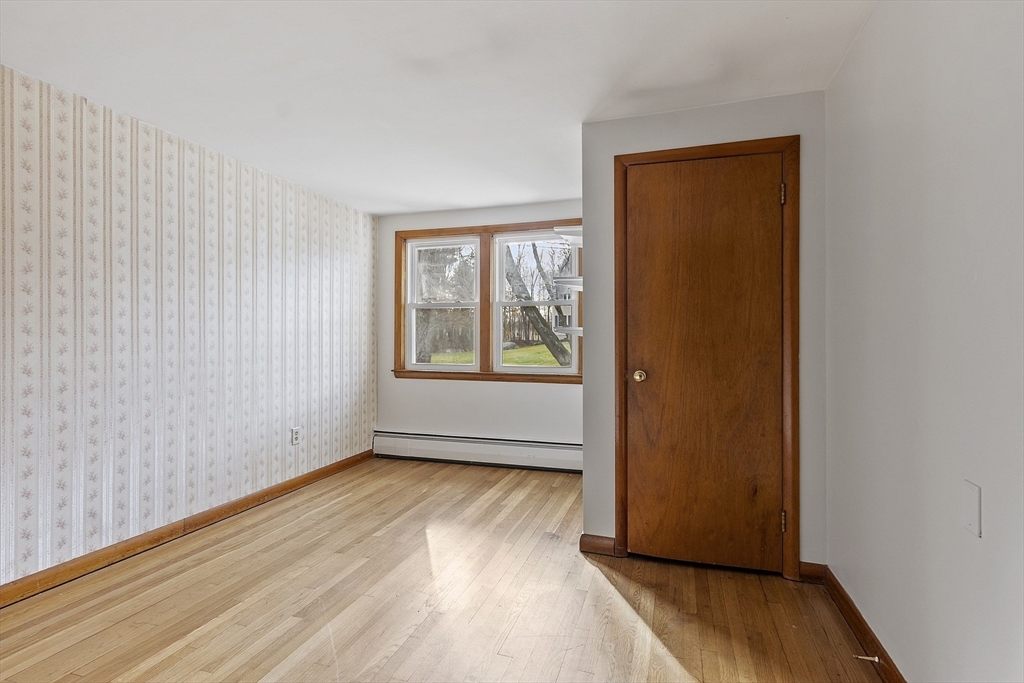 Littleton, Massachusetts, 01460, United States, 3 Bedrooms Bedrooms, ,1 BathroomBathrooms,Residential,For Sale,1991469