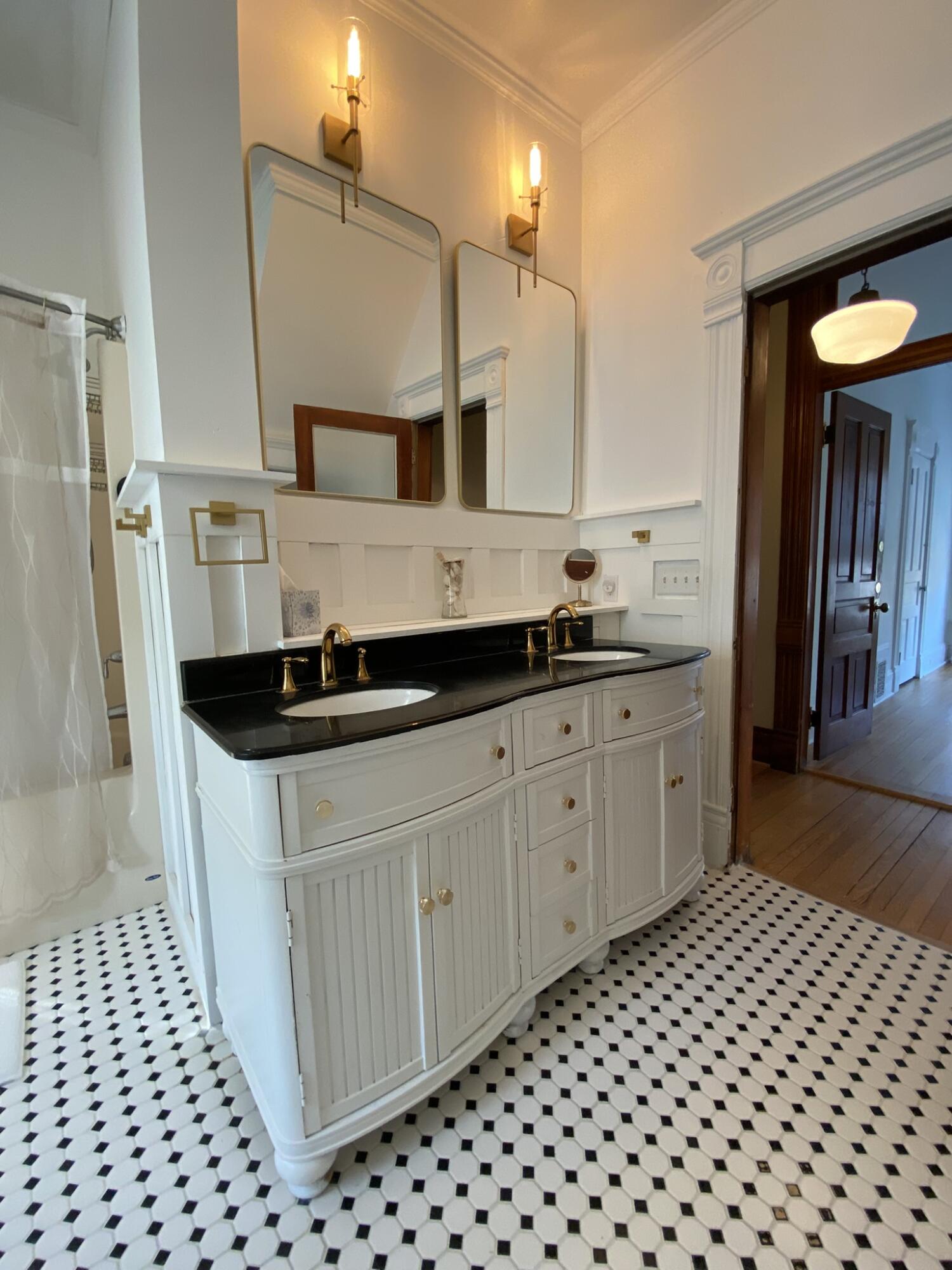 La Crosse, Wisconsin, 54601, United States, 6 Bedrooms Bedrooms, ,5 BathroomsBathrooms,Residential,For Sale,2018389