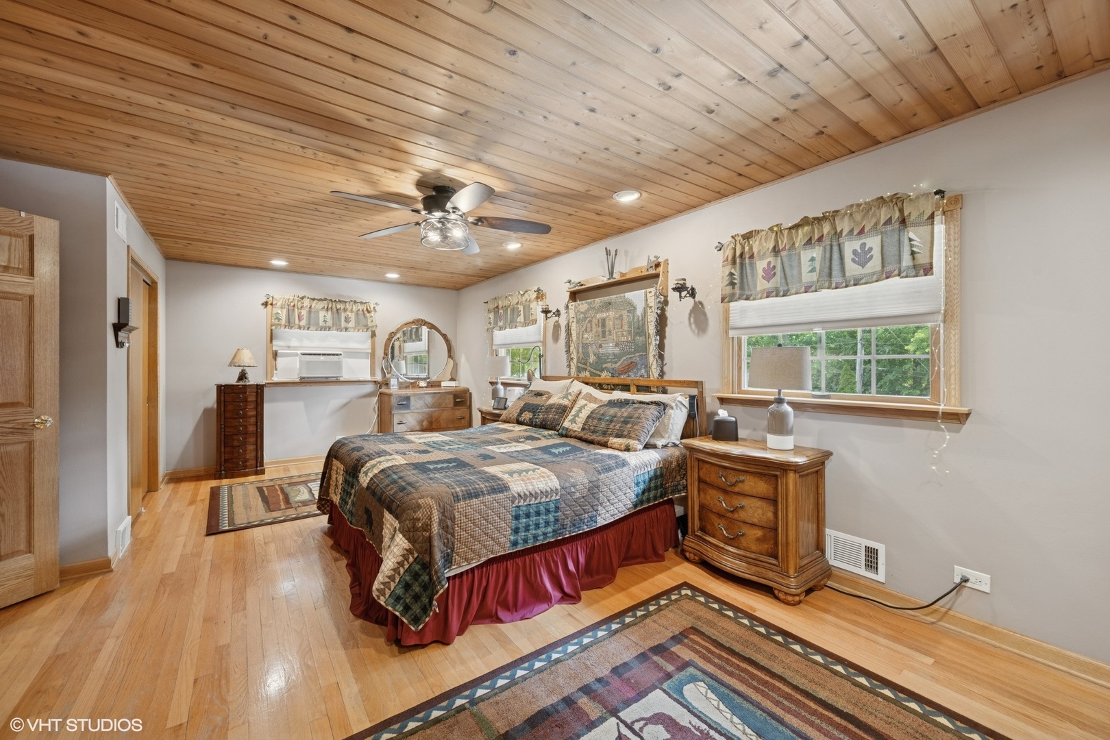 Oak Lawn, Illinois, 60453, United States, 5 Bedrooms Bedrooms, ,4 BathroomsBathrooms,Residential,For Sale,1932429