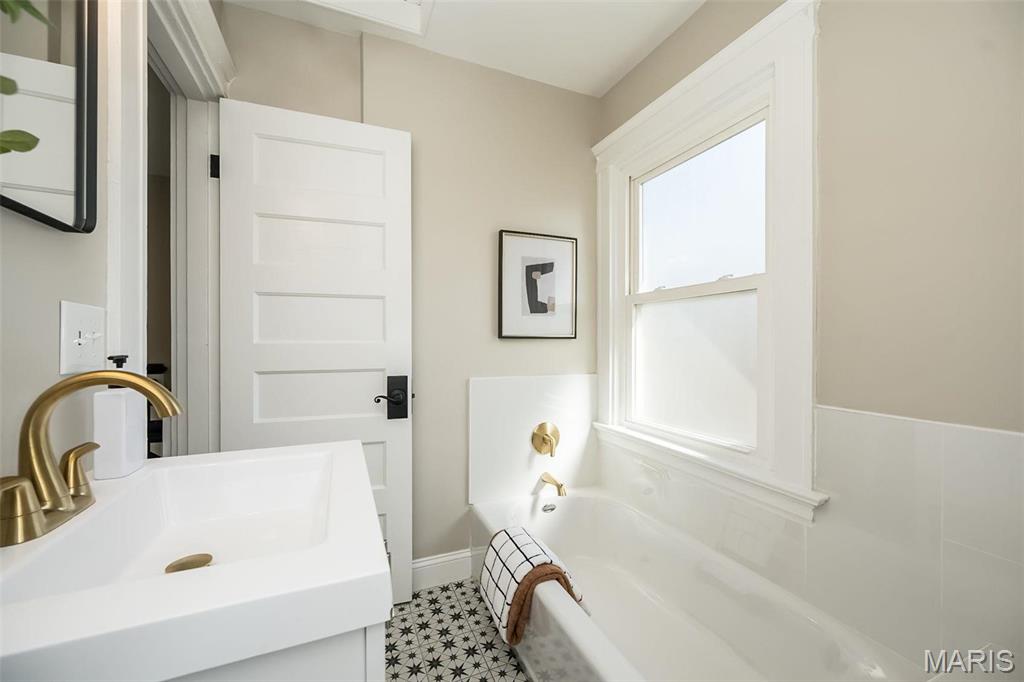 St Louis, Missouri, 63105, United States, 4 Bedrooms Bedrooms, ,4 BathroomsBathrooms,Residential,For Sale,1901233