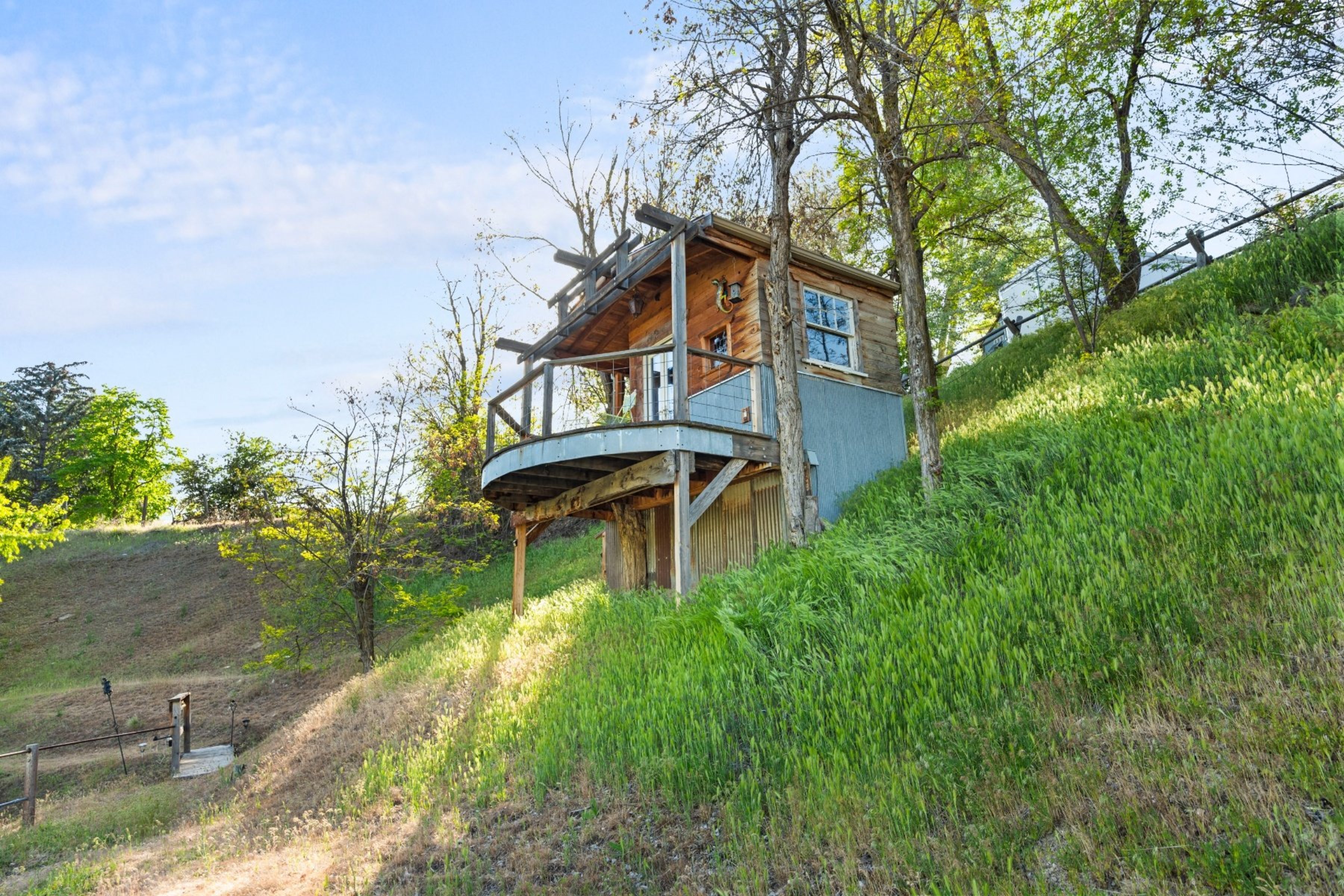  Opportunity to Subdivide - Build Homes With a City & Foothills View - 物件實景