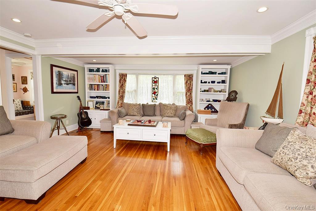 Lindenhurst, New York, 11757, United States, 5 Bedrooms Bedrooms, ,3 BathroomsBathrooms,Residential,For Sale,2049056