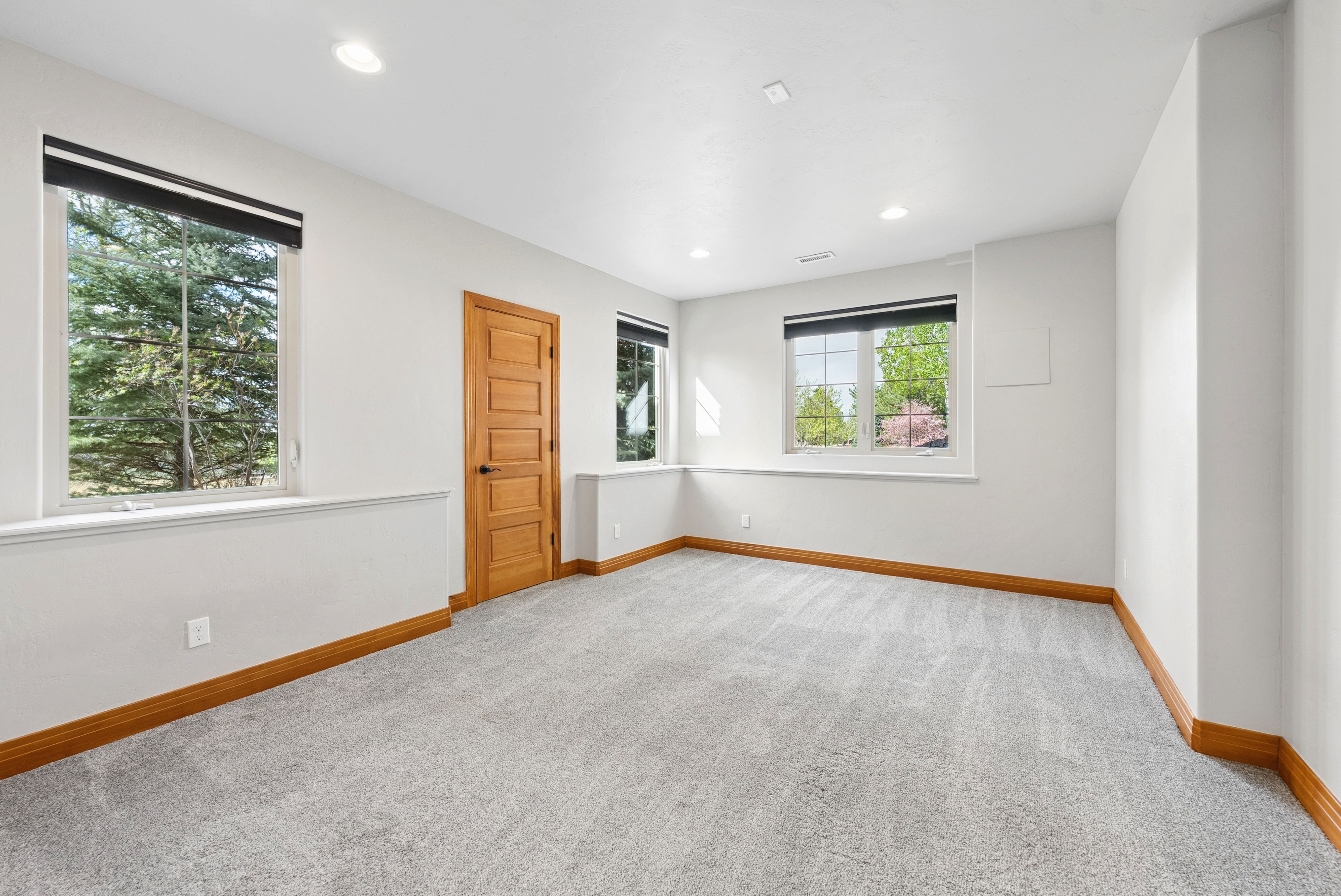  Set high on a hill in The Timbers and backing to open space - 物件實景