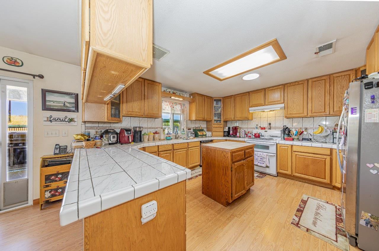 Raymond, California, 93653, United States, 4 Bedrooms Bedrooms, ,3 BathroomsBathrooms,Residential,For Sale,1976081