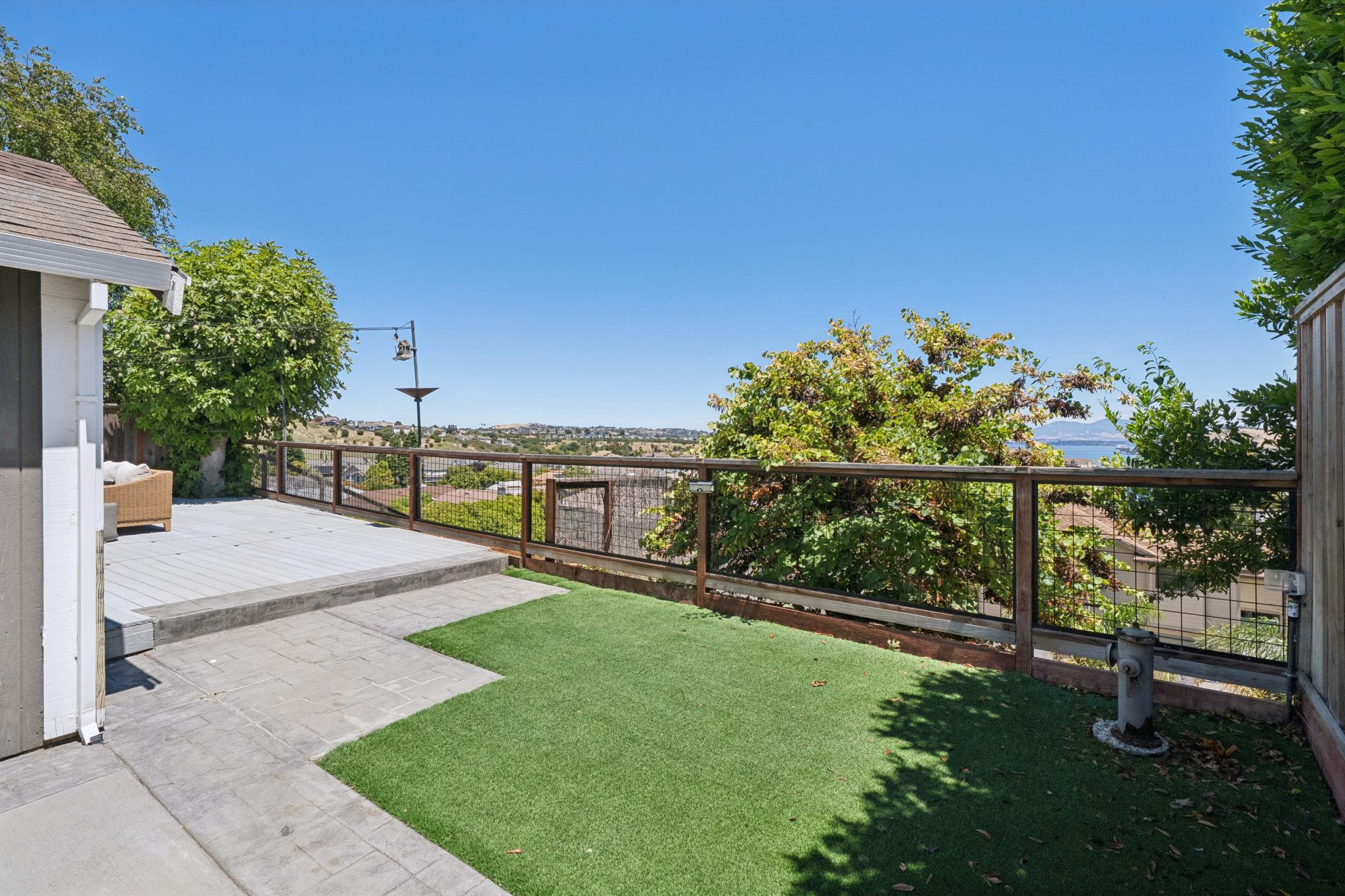  Beautifully Updated Home with Stunning Water Views - 物件實景