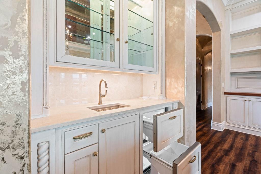 Beeville, Texas, 78102, United States, 4 Bedrooms Bedrooms, ,3 BathroomsBathrooms,Residential,For Sale,1857883