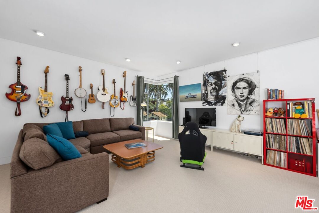Venice, California, 90291, United States, 4 Bedrooms Bedrooms, ,4 BathroomsBathrooms,Residential,For Sale,1926607