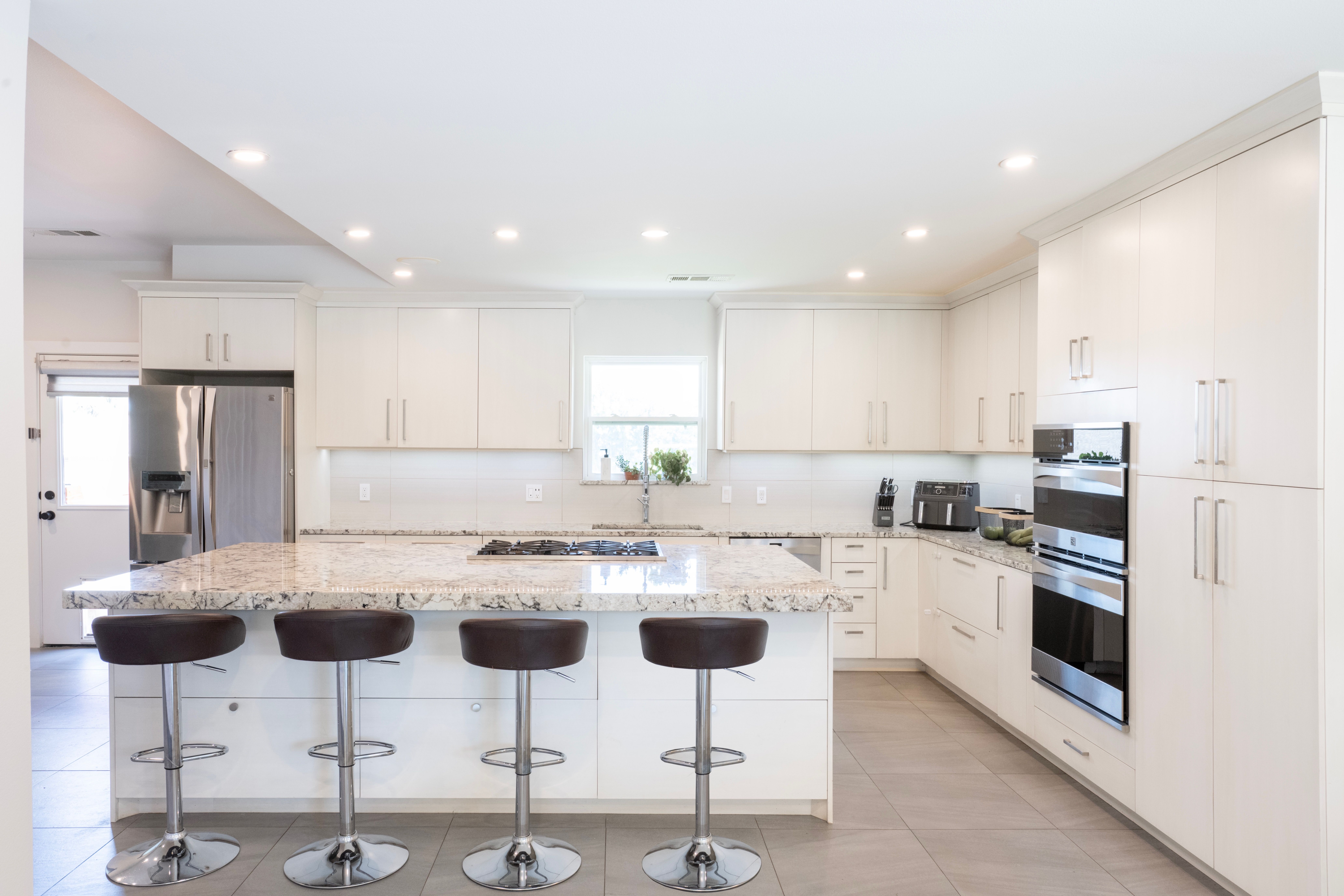  Desirable Corner Lot Home with Back Yard Oasis - 物件實景