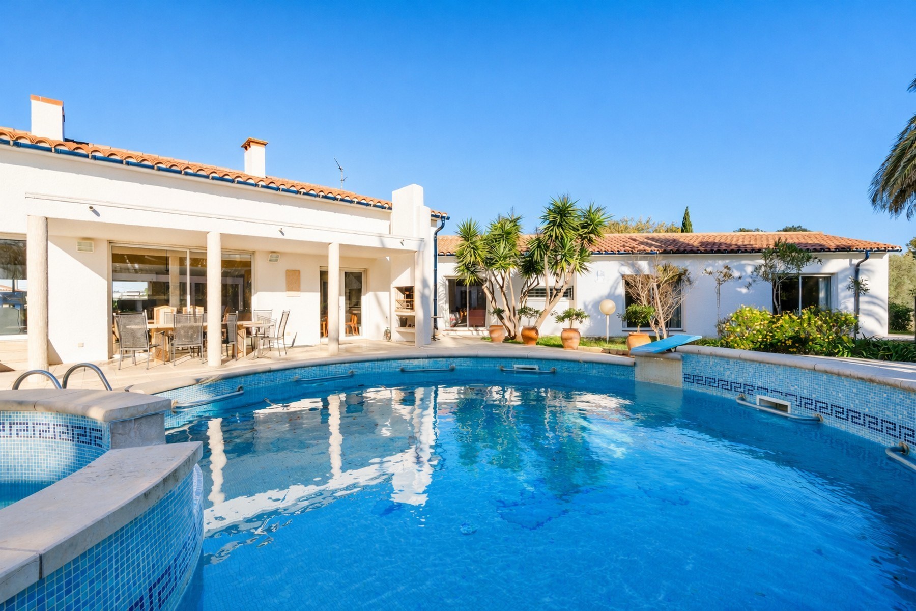  Single-storey living between sea and town - swimming pool - 物件實景