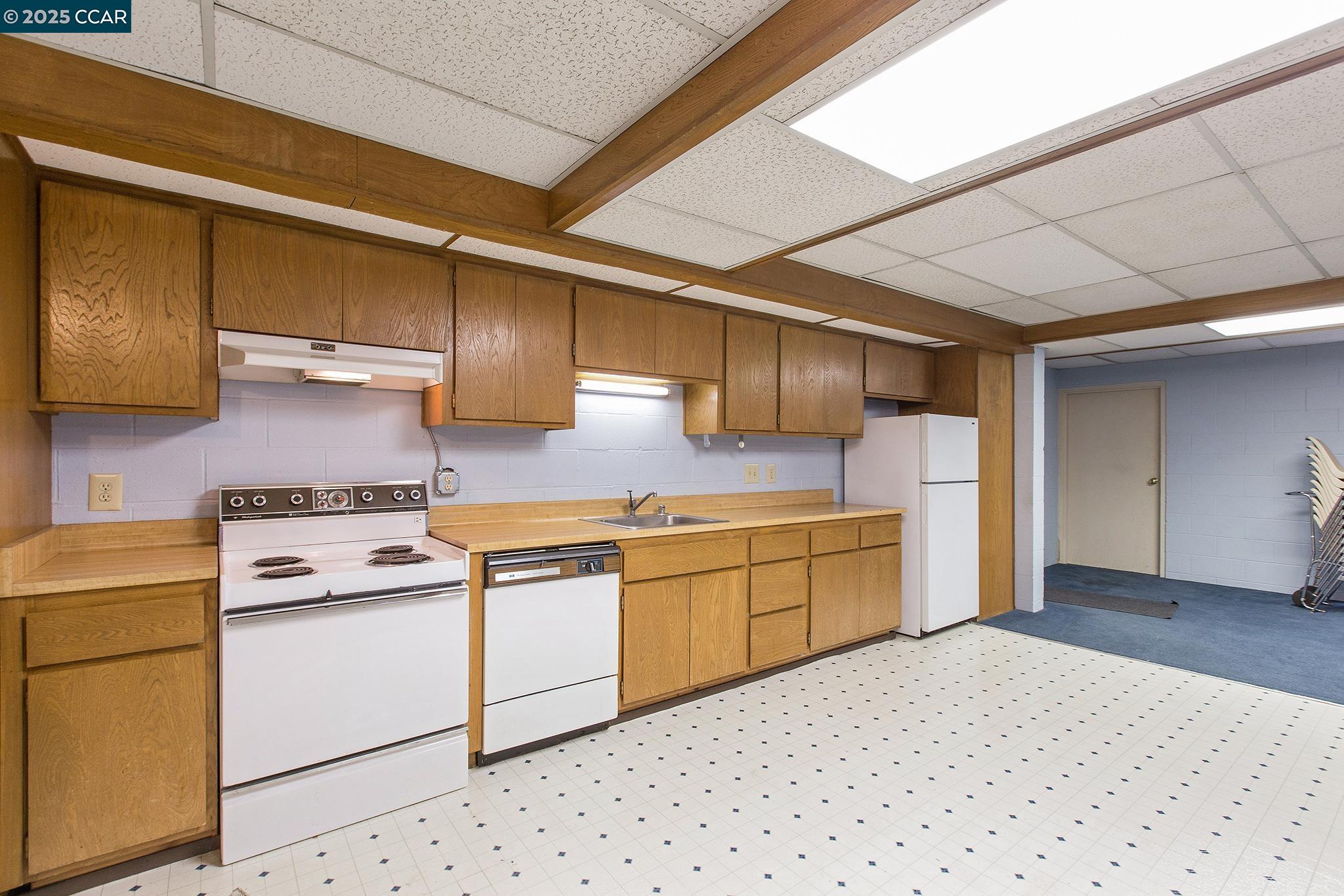 Oakland, California, 94610, United States, 2 Bedrooms Bedrooms, ,2 BathroomsBathrooms,Residential,For Sale,1984718