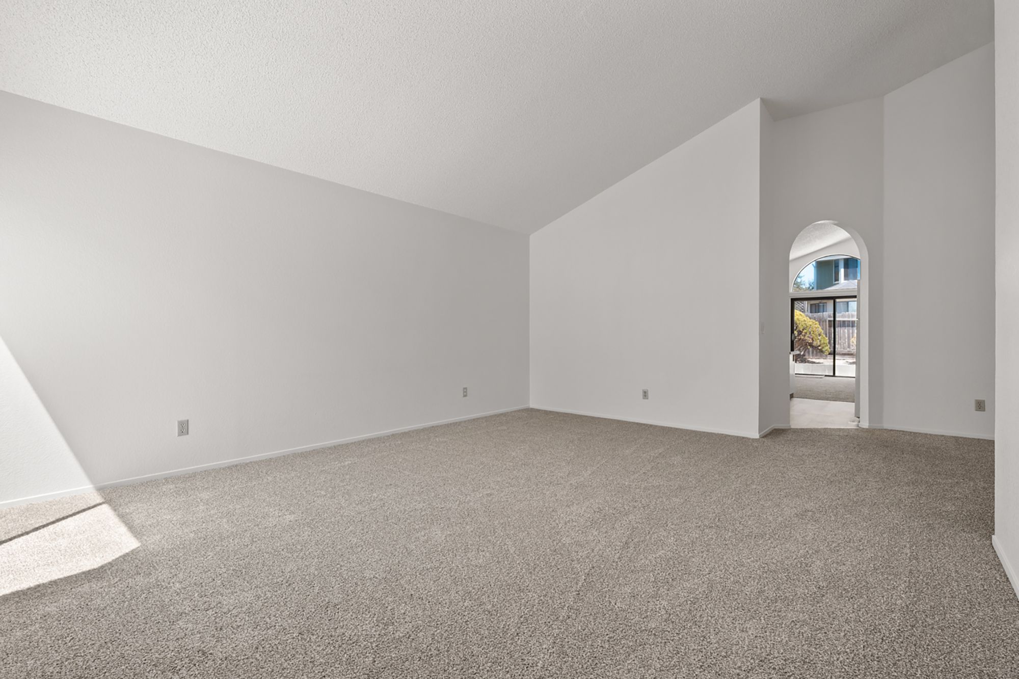  Single-level living + M Section location + owned solar + move-in ready - 物件實景