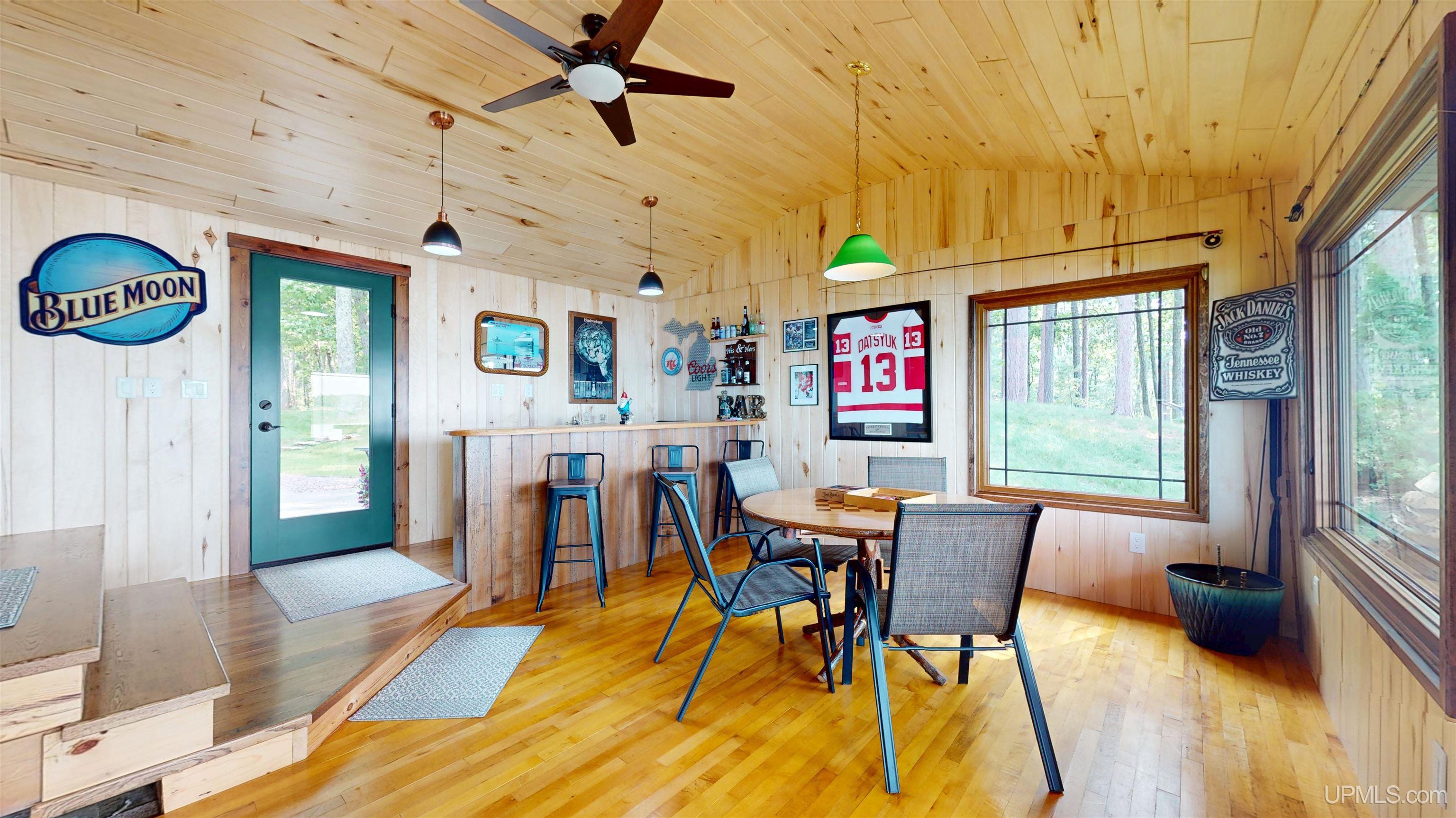 Marquette, Michigan, 49855, United States, 2 Bedrooms Bedrooms, ,4 BathroomsBathrooms,Residential,For Sale,1892873