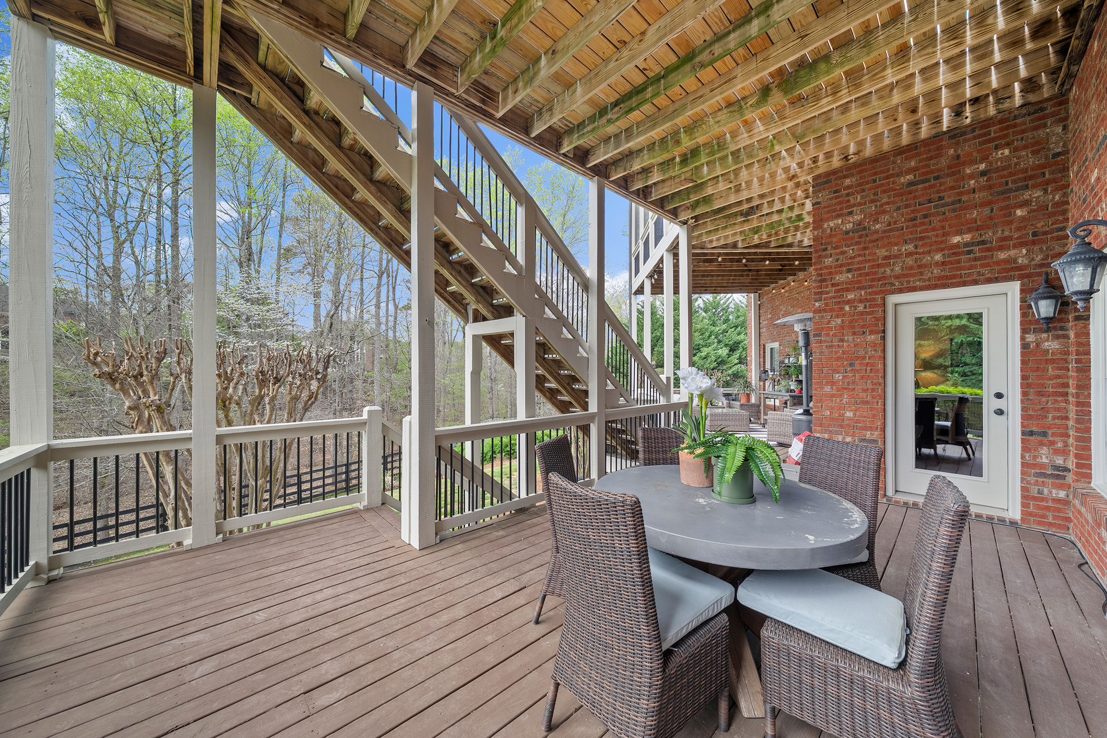  Meticulous Brick Estate Blends Timeless Architecture with Elevated Design - 物件實景