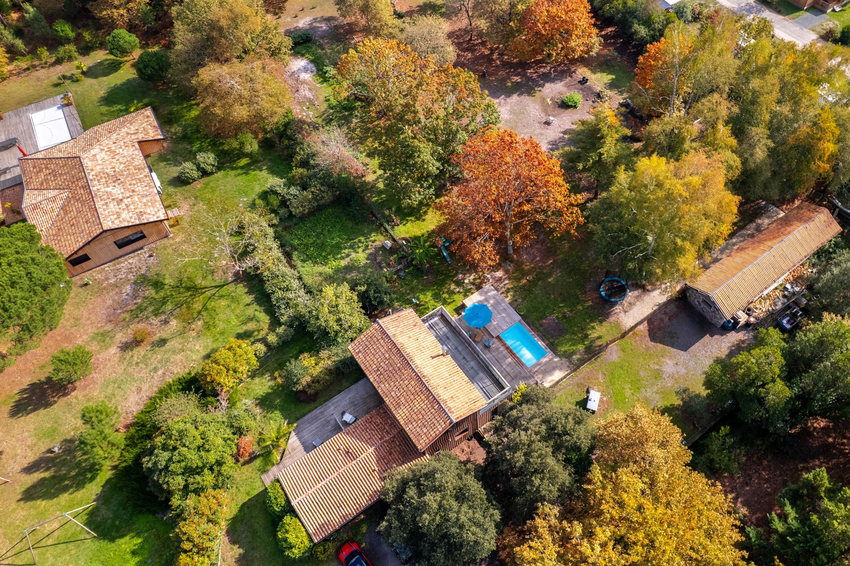  CHARMING WOOD-CLAD VILLA IN A QUIET, IDYLLIC LOCATION IN THE HEART OF A FULLY F… - 物件實景