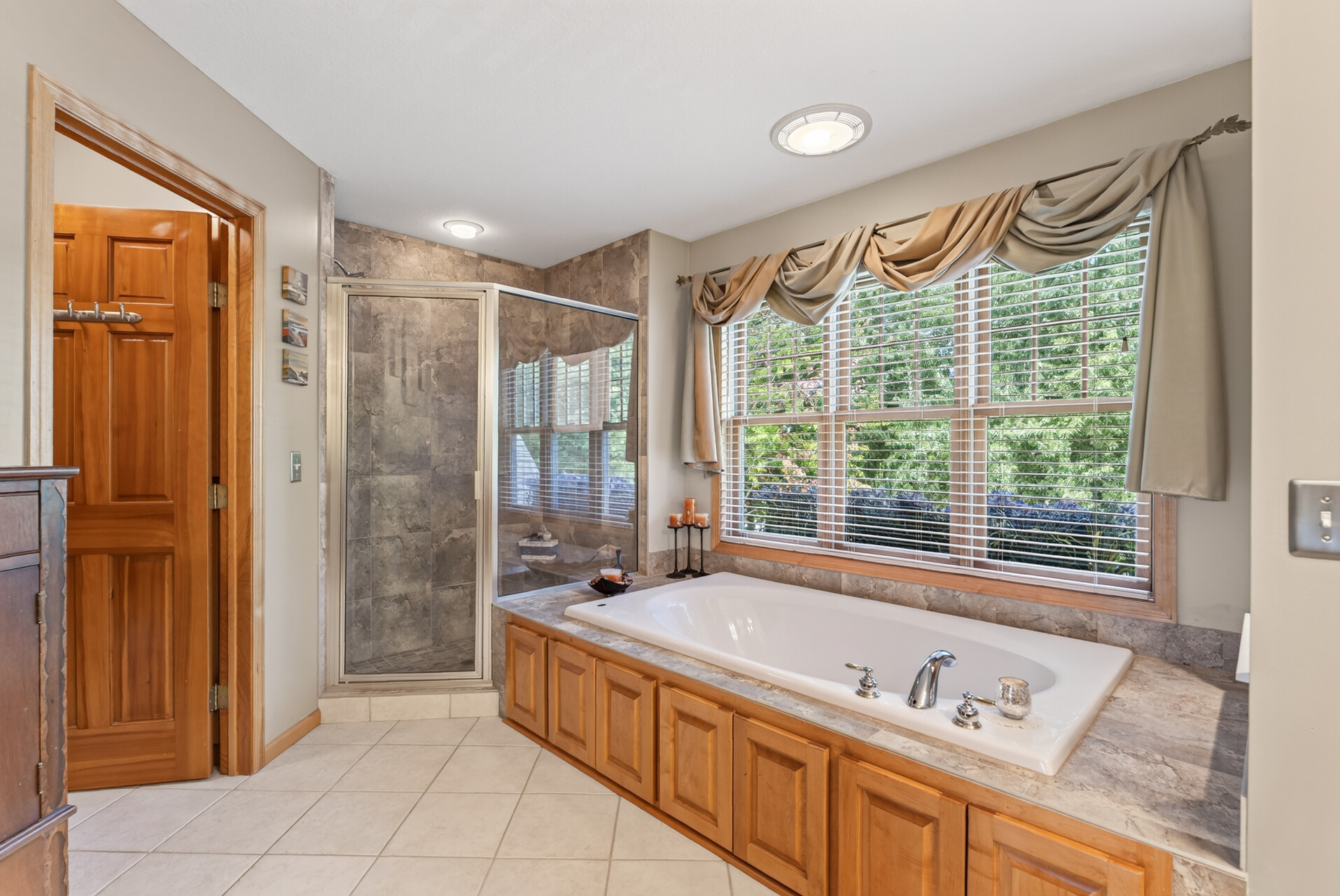  Elegant Fox Ridge Retreat with Exceptional Entertaining Spaces - 物件實景