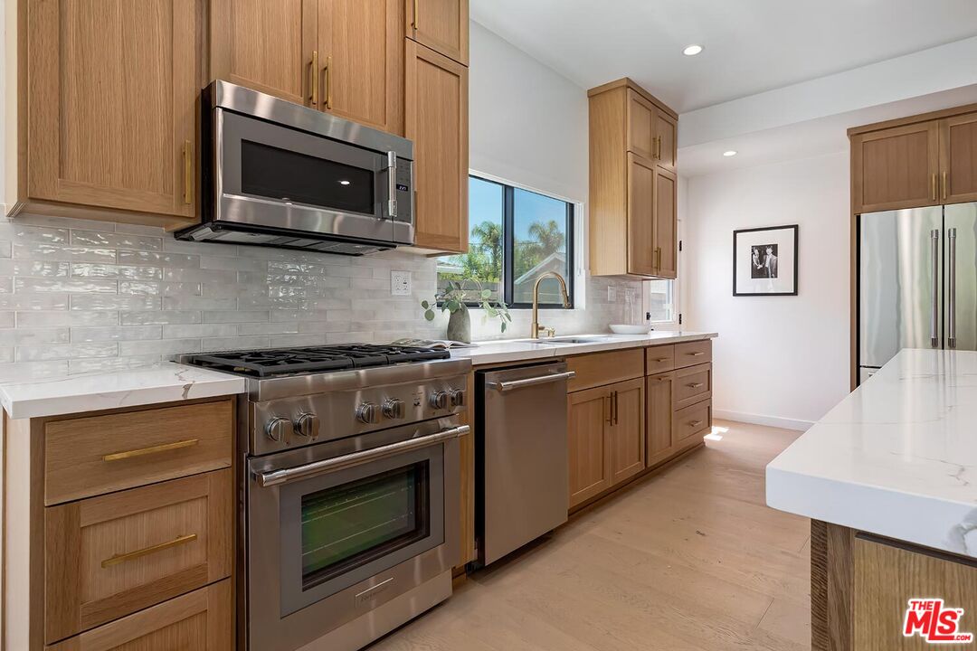 Los Angeles, California, 90039, United States, 4 Bedrooms Bedrooms, ,5 BathroomsBathrooms,Residential,For Sale,1940918