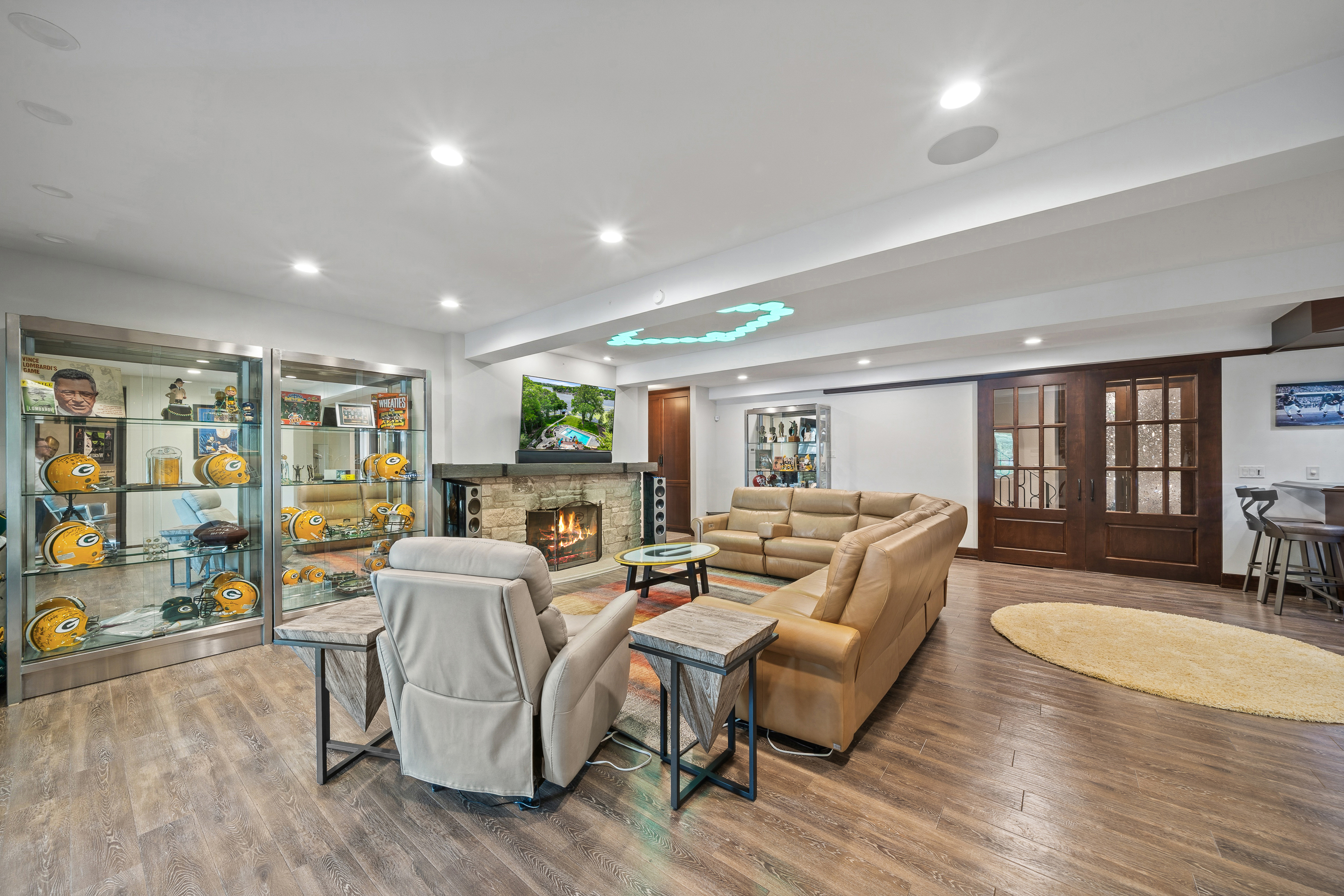  The Pinnacle of Luxury Living: 2.3-Acre Private Tichigan Lake Estate - 物件實景