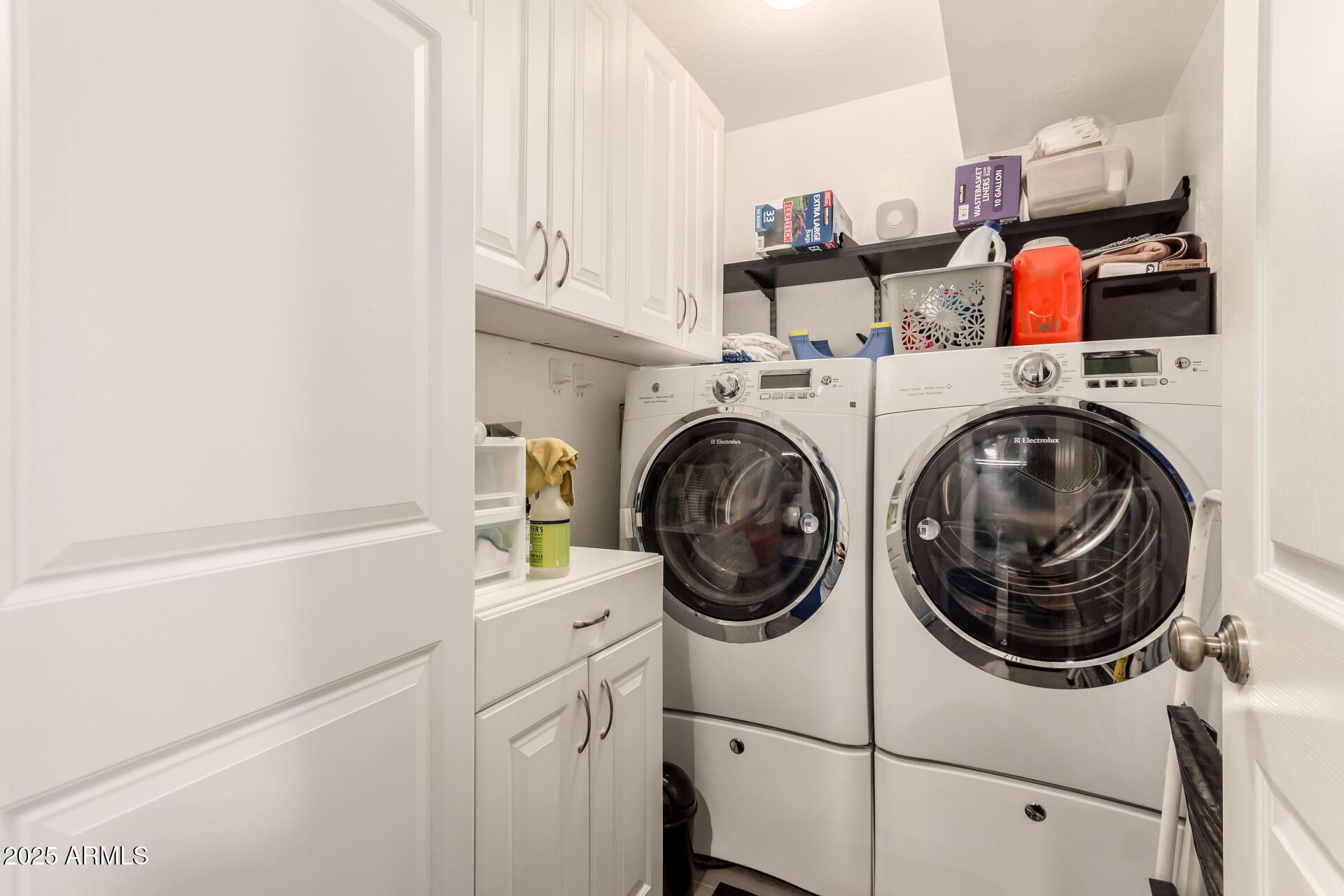 Phoenix, Arizona, 85007, United States, 4 Bedrooms Bedrooms, ,3 BathroomsBathrooms,Residential,For Sale,1980366