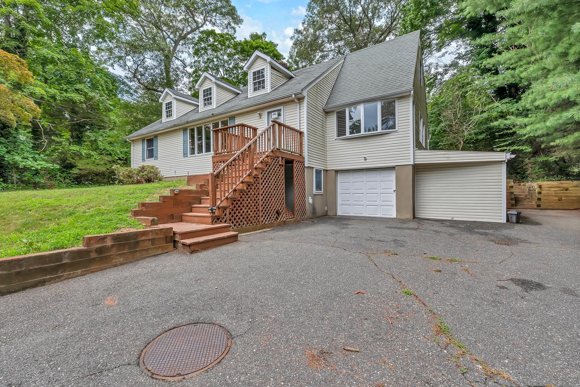 Huntington, New York, 11743, United States, 4 Bedrooms Bedrooms, ,3 BathroomsBathrooms,Residential,For Sale,1895271