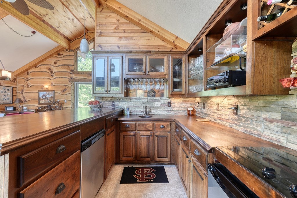 Hayesville, North Carolina, 28904, United States, 3 Bedrooms Bedrooms, ,4 BathroomsBathrooms,Residential,For Sale,1919513