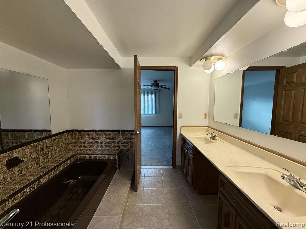 RochesterHills, Michigan, 48309, United States, 4 Bedrooms Bedrooms, ,3 BathroomsBathrooms,Residential,For Sale,1976232