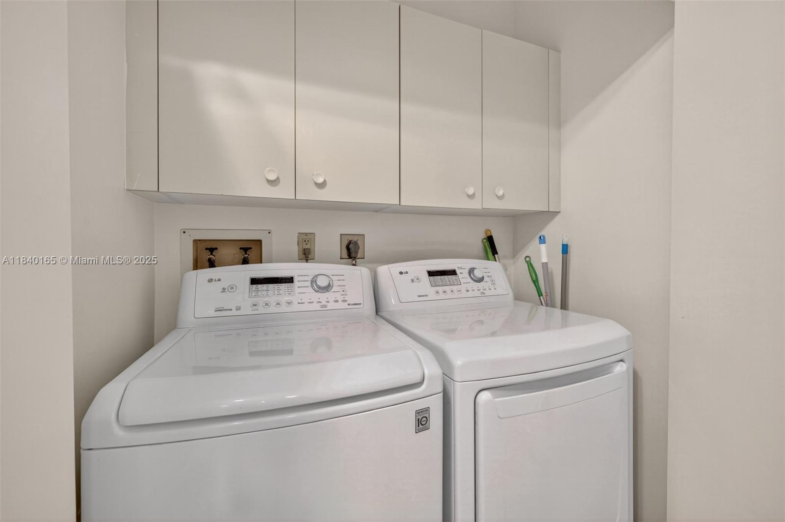 Aventura, Florida, 33180, United States, 2 Bedrooms Bedrooms, ,2 BathroomsBathrooms,Residential,For Sale,1897536