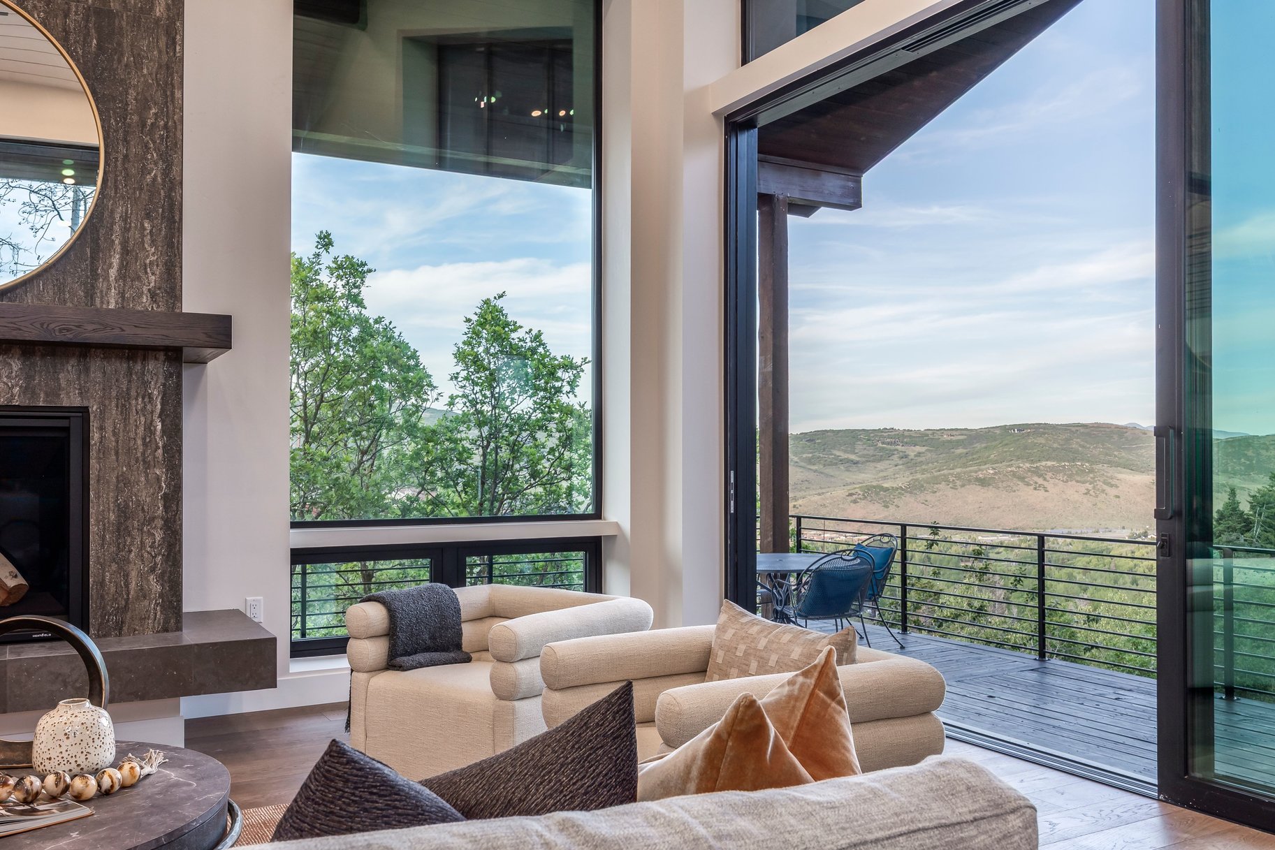 Full Scale Rebuild with Amazing Outdoor Spaces and Views - 物件實景