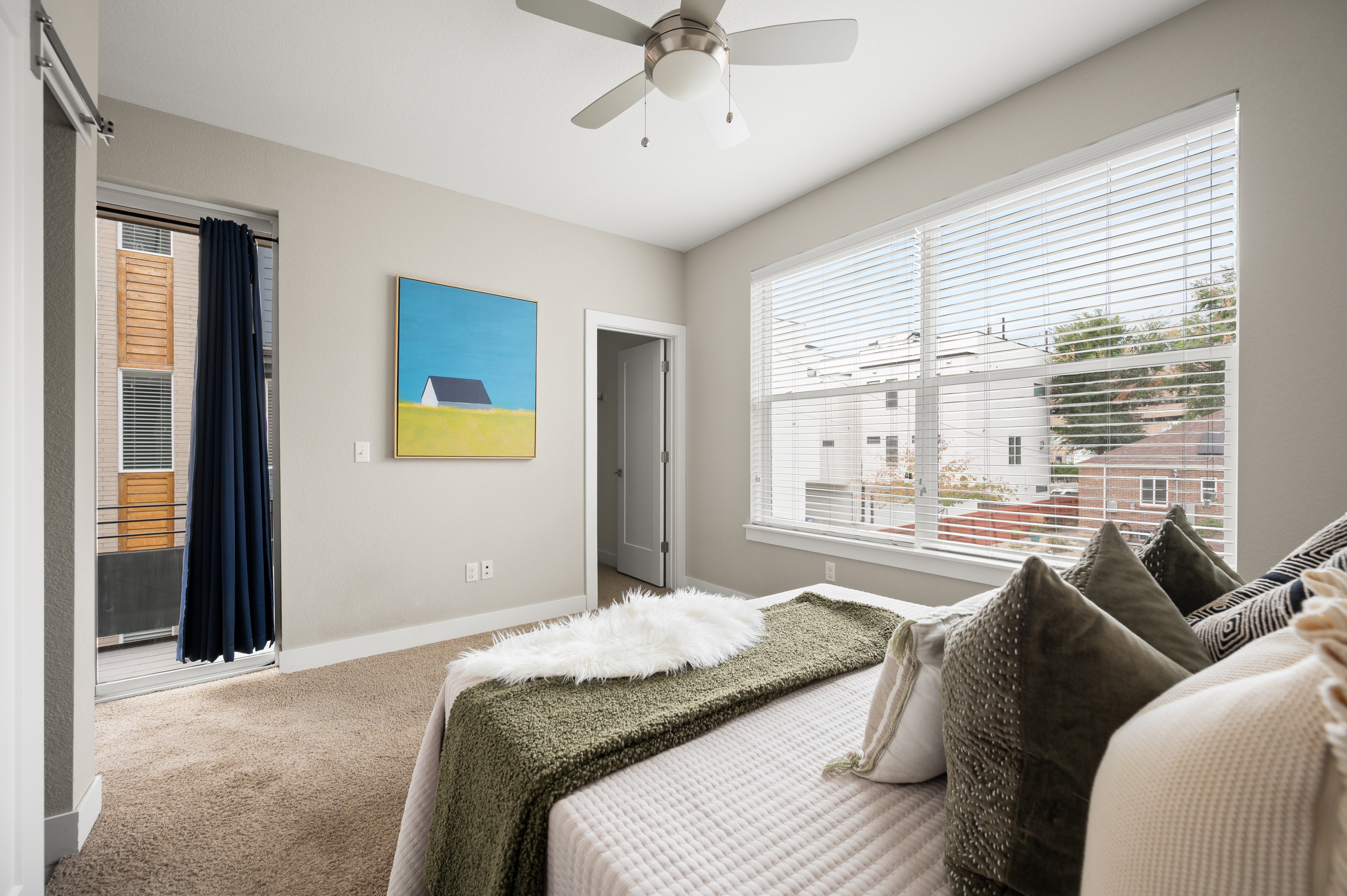  Beautifully Maintained Corner-Unit Townhome with Rooftop Views - 物件實景