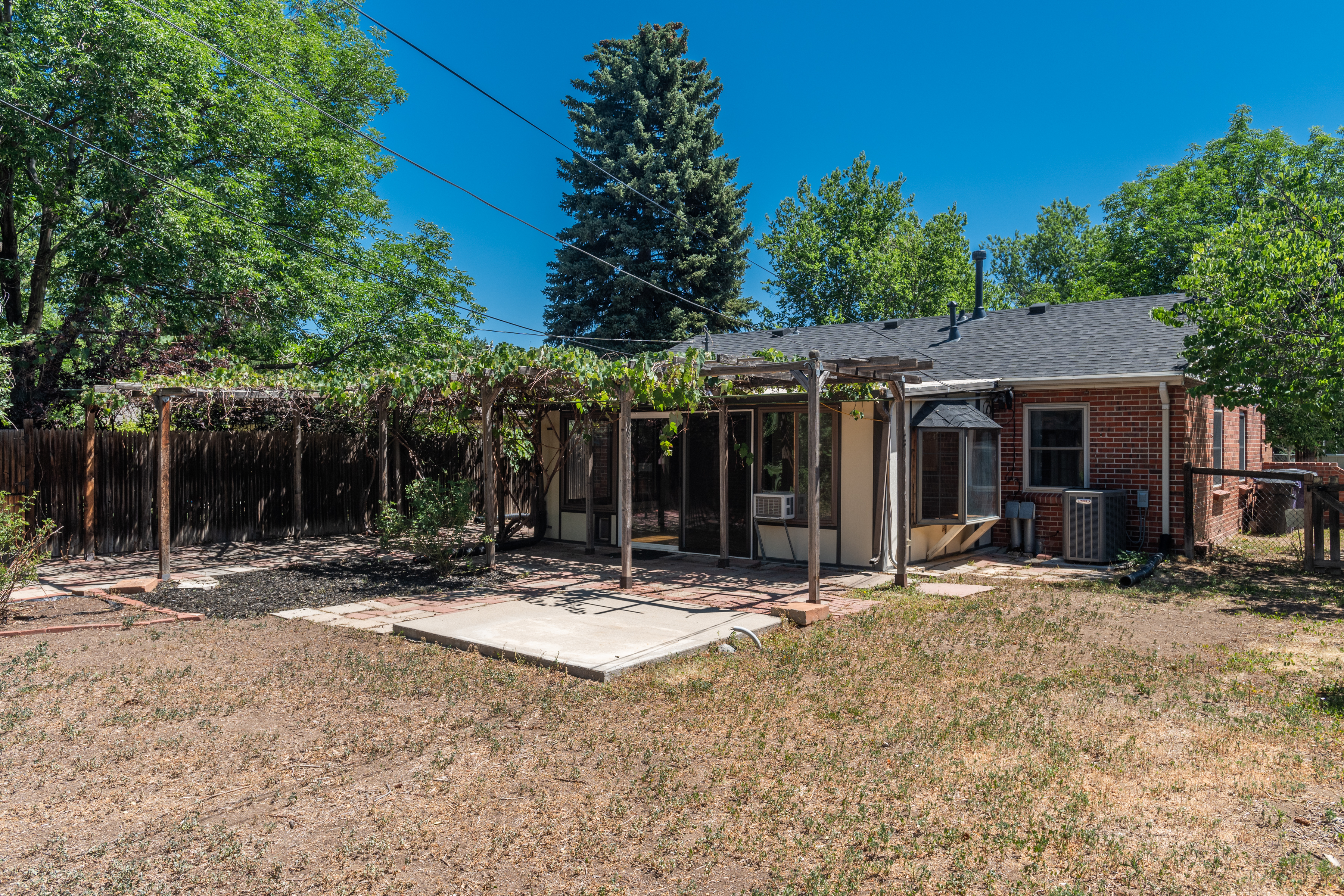  Charming Mayfair Brick Home: Sunroom Oasis & Private Pergola Backyard - 物件實景