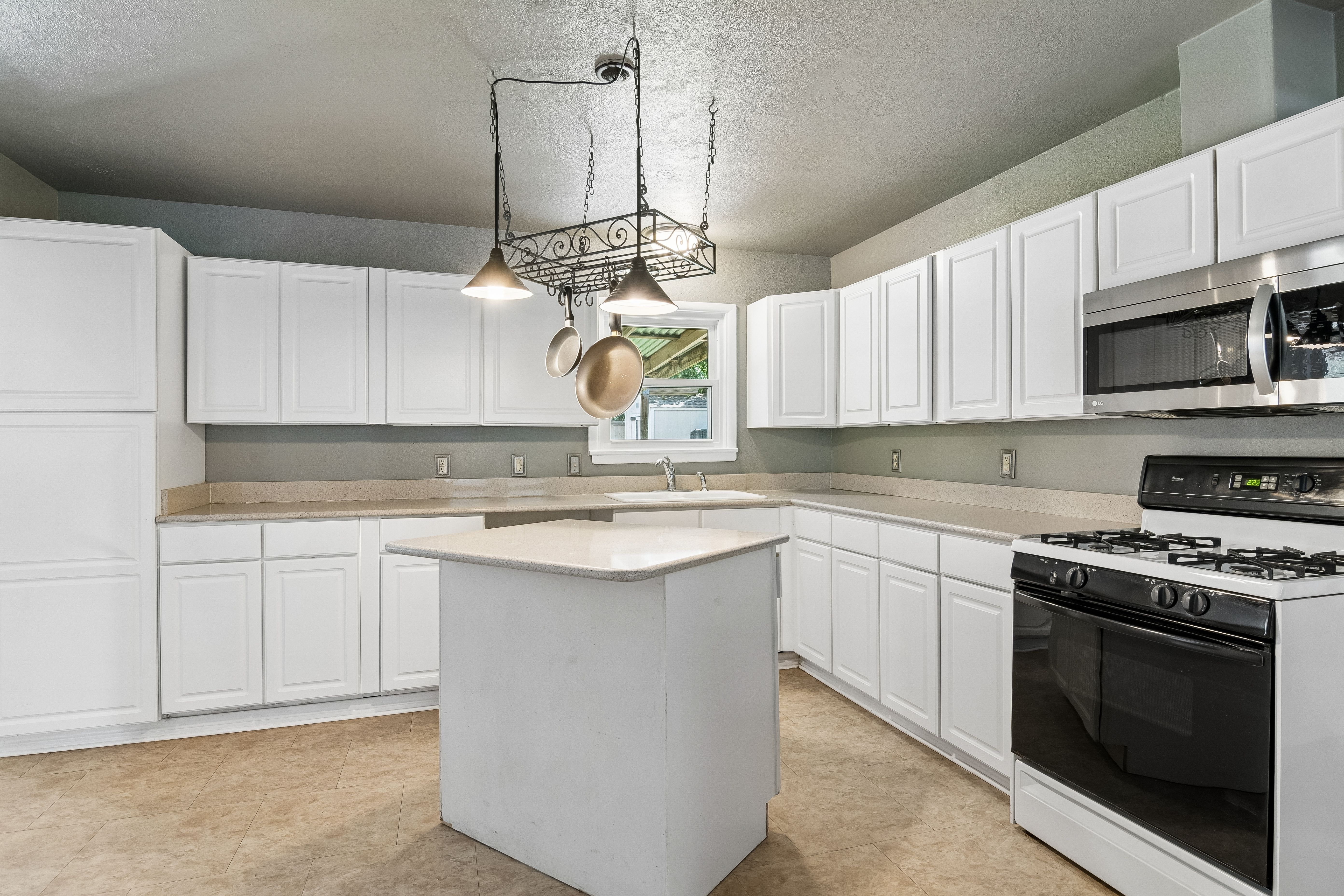  Beautifully Updated Home with Spacious Backyard - 物件實景