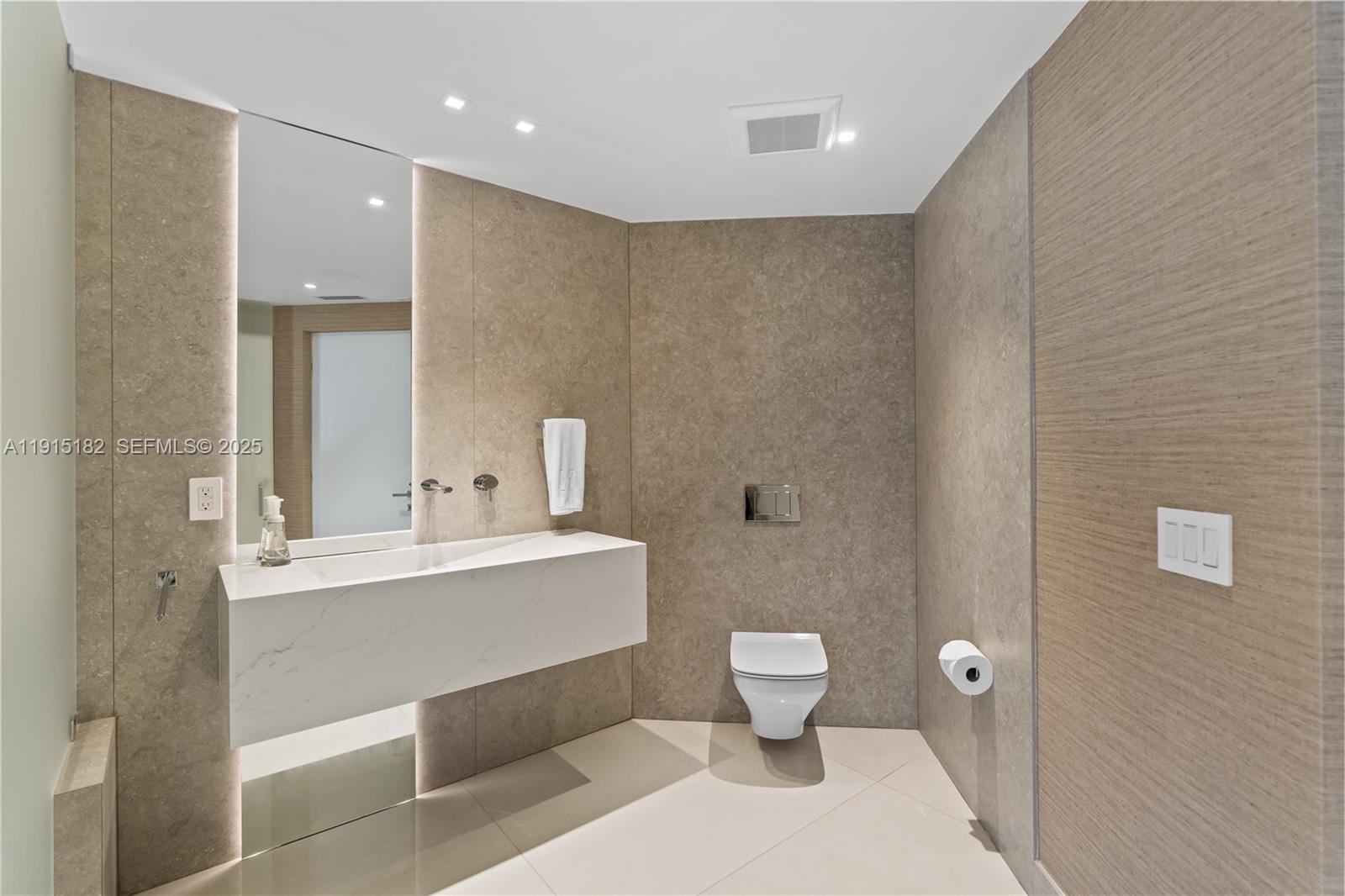 Miami Beach, Florida, 33140, United States, 5 Bedrooms Bedrooms, ,5 BathroomsBathrooms,Residential,For Sale,1997515