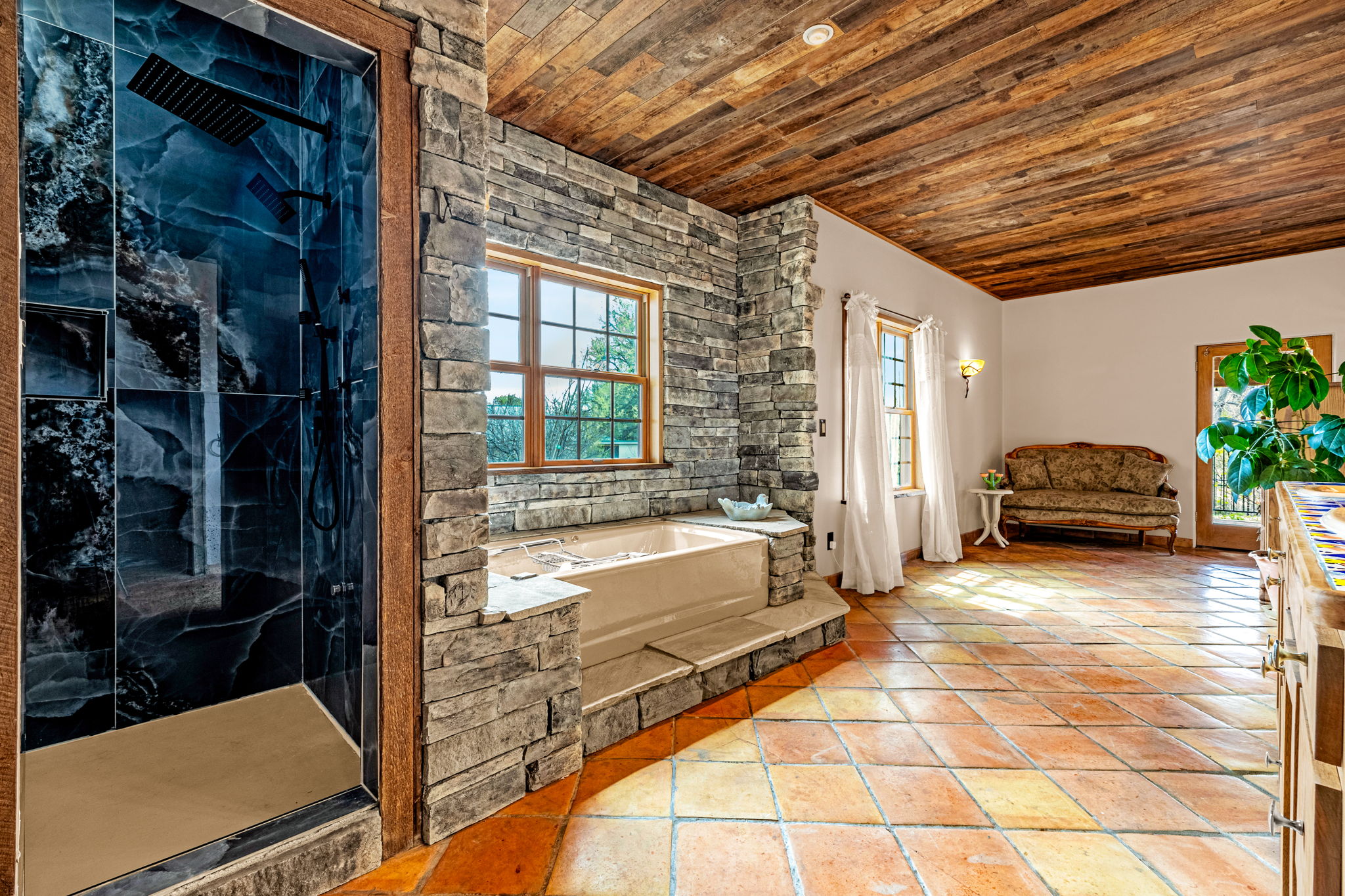  Rare creek side opportunity on 80 close-in acres - 物件實景