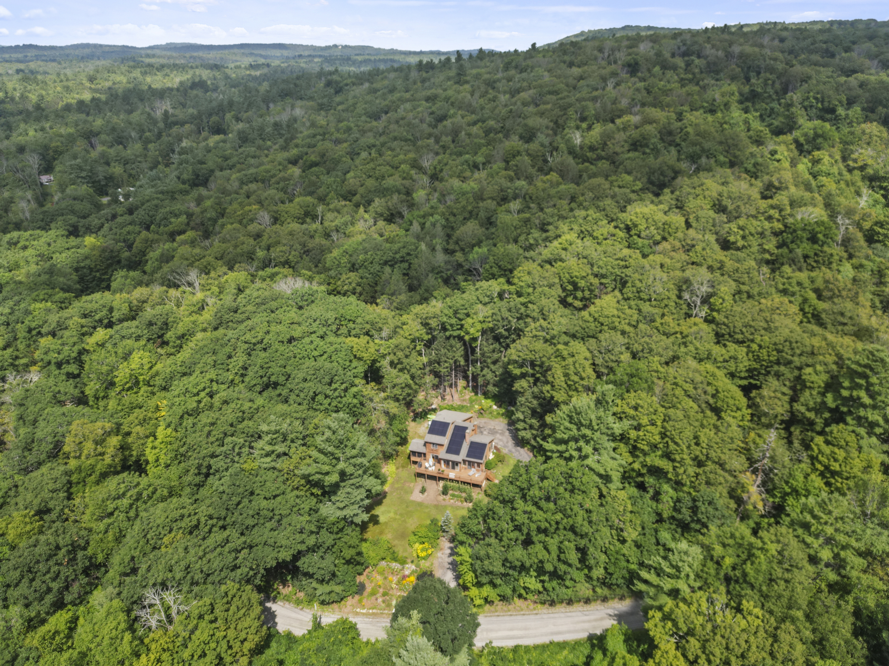  BUCOLIC COUNTRY SANCTUARY WITH MAJESTIC STONE FIREPLACE & DISTANT VIEWS - 物件實景