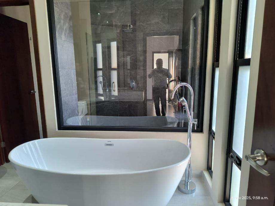 Torreón, Coahuila de Zaragoza, 27106, Mexico, 3 Bedrooms Bedrooms, ,4 BathroomsBathrooms,Residential,For Sale,1991991