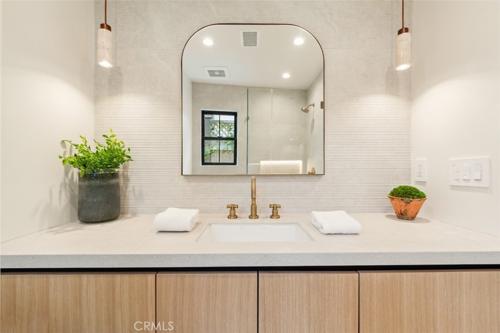 Sherman Oaks, California, 91423, United States, 4 Bedrooms Bedrooms, ,6 BathroomsBathrooms,Residential,For Sale,1960498