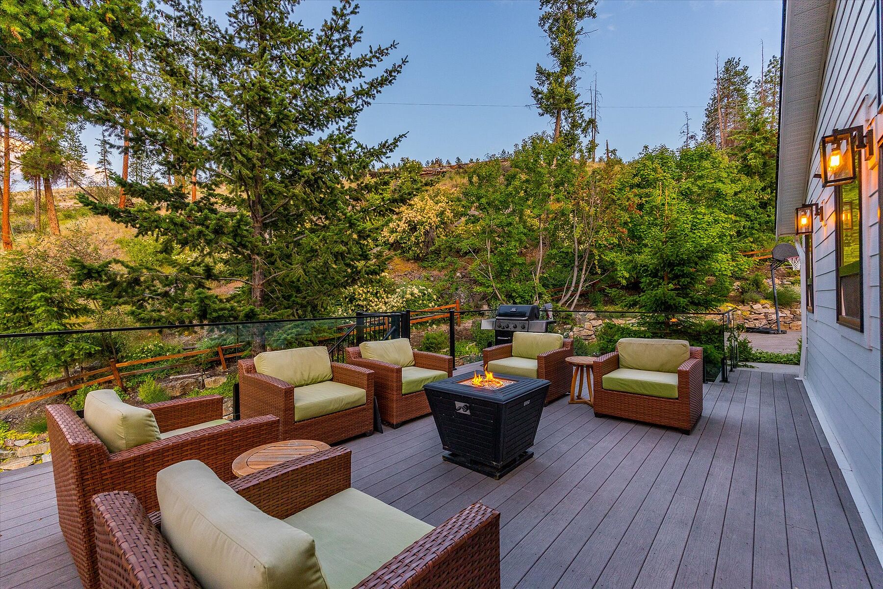  Stunning Home with Privacy - 物件實景