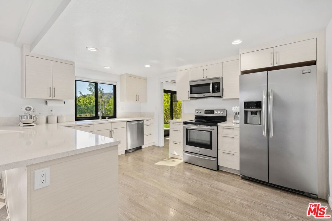 Los Angeles, California, 90077, United States, 5 Bedrooms Bedrooms, ,1 BathroomBathrooms,Residential,For Sale,1987970