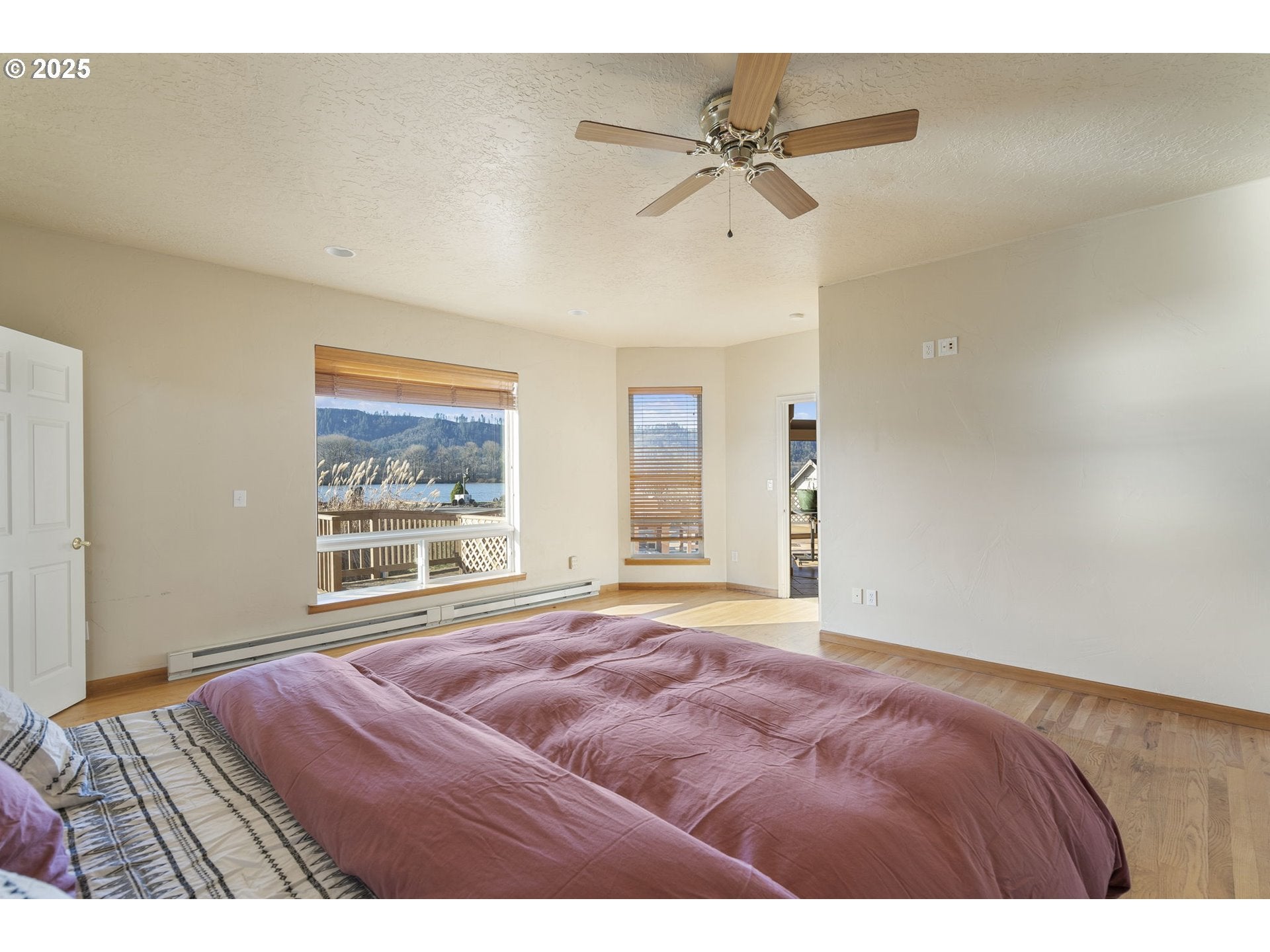 Cathlamet, Washington, 98612, United States, 3 Bedrooms Bedrooms, ,4 BathroomsBathrooms,Residential,For Sale,1975452