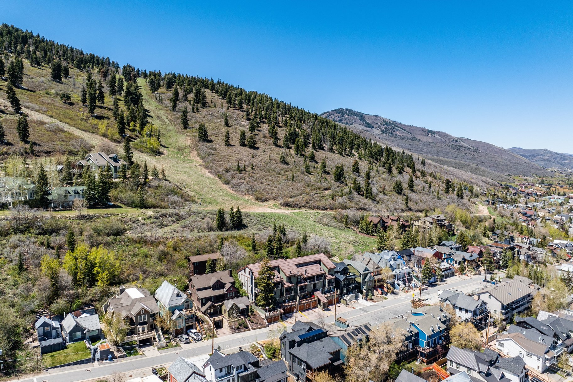  Fully Reimagined Ski-In/Ski-Out Condo — Smart Home Features - 物件實景
