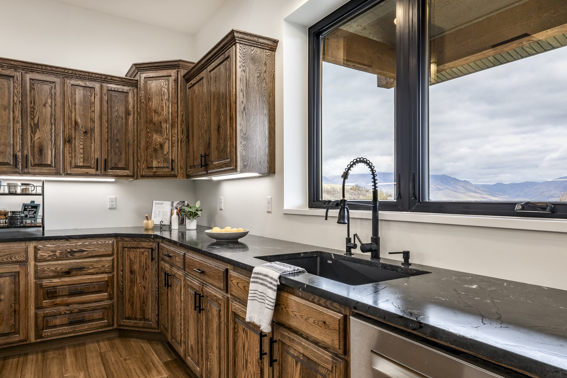  Welcome to a Private Mountain Luxury Retreat on Iconic Old Snowbasin Road - 物件實景