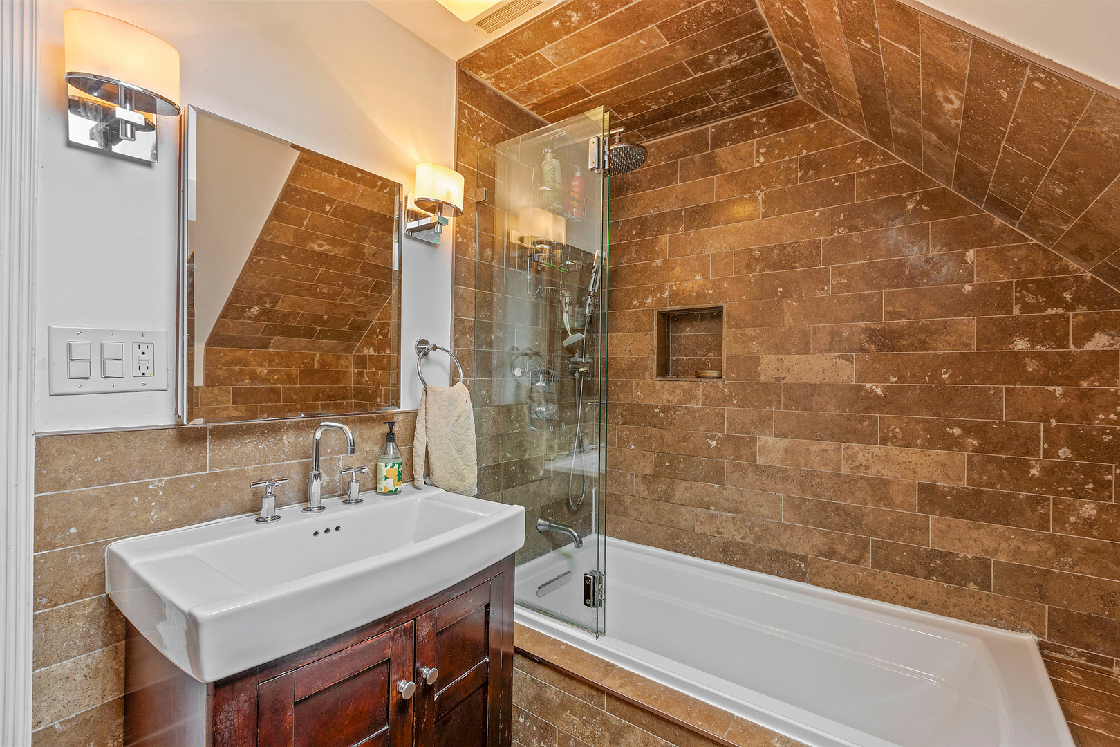 Chicago, Illinois, 60641, United States, 5 Bedrooms Bedrooms, ,3 BathroomsBathrooms,Residential,For Sale,1891255