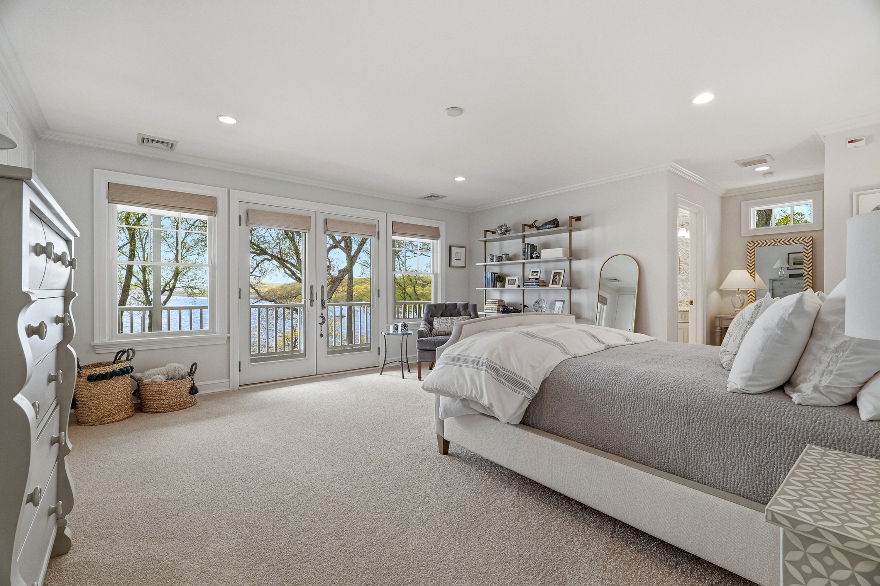  Extraordinary Waterfront Compound Offers Luxury Coastal Living - 物件實景