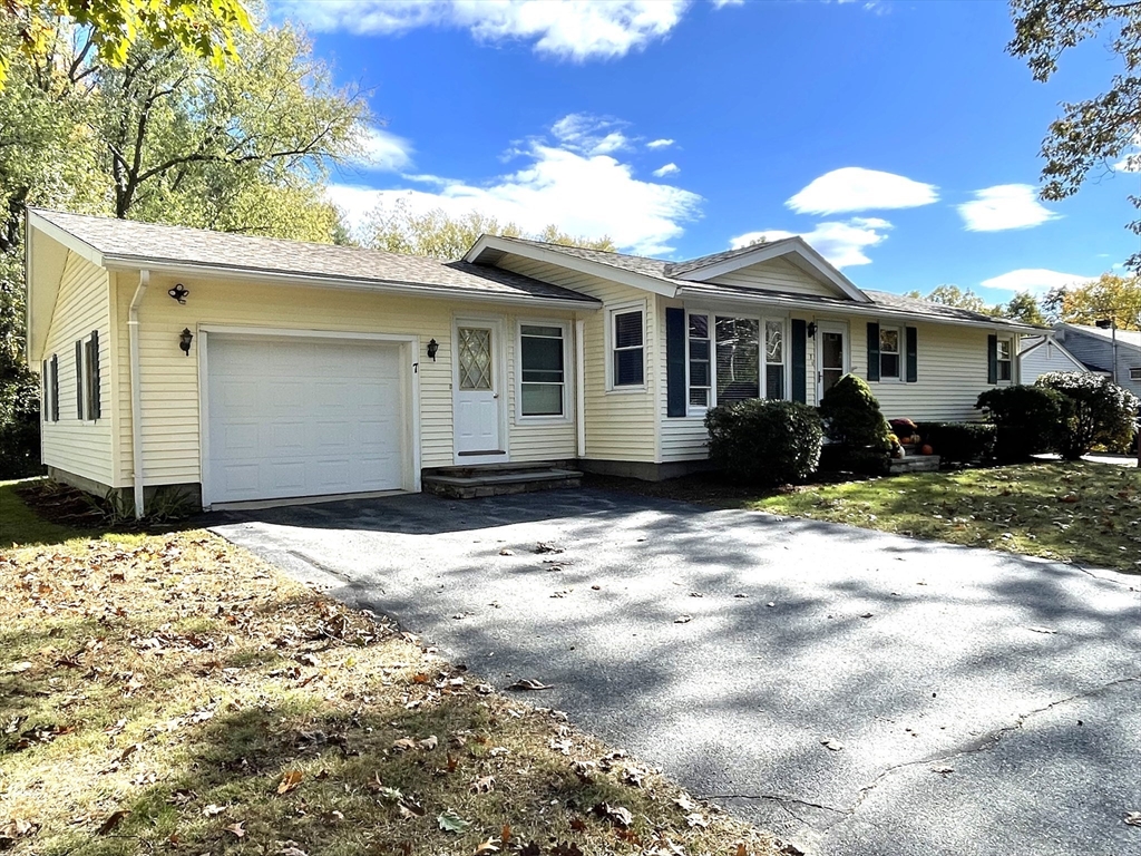 Grafton, Massachusetts, 01519, United States, 3 Bedrooms Bedrooms, ,1 BathroomBathrooms,Residential,For Sale,1982676