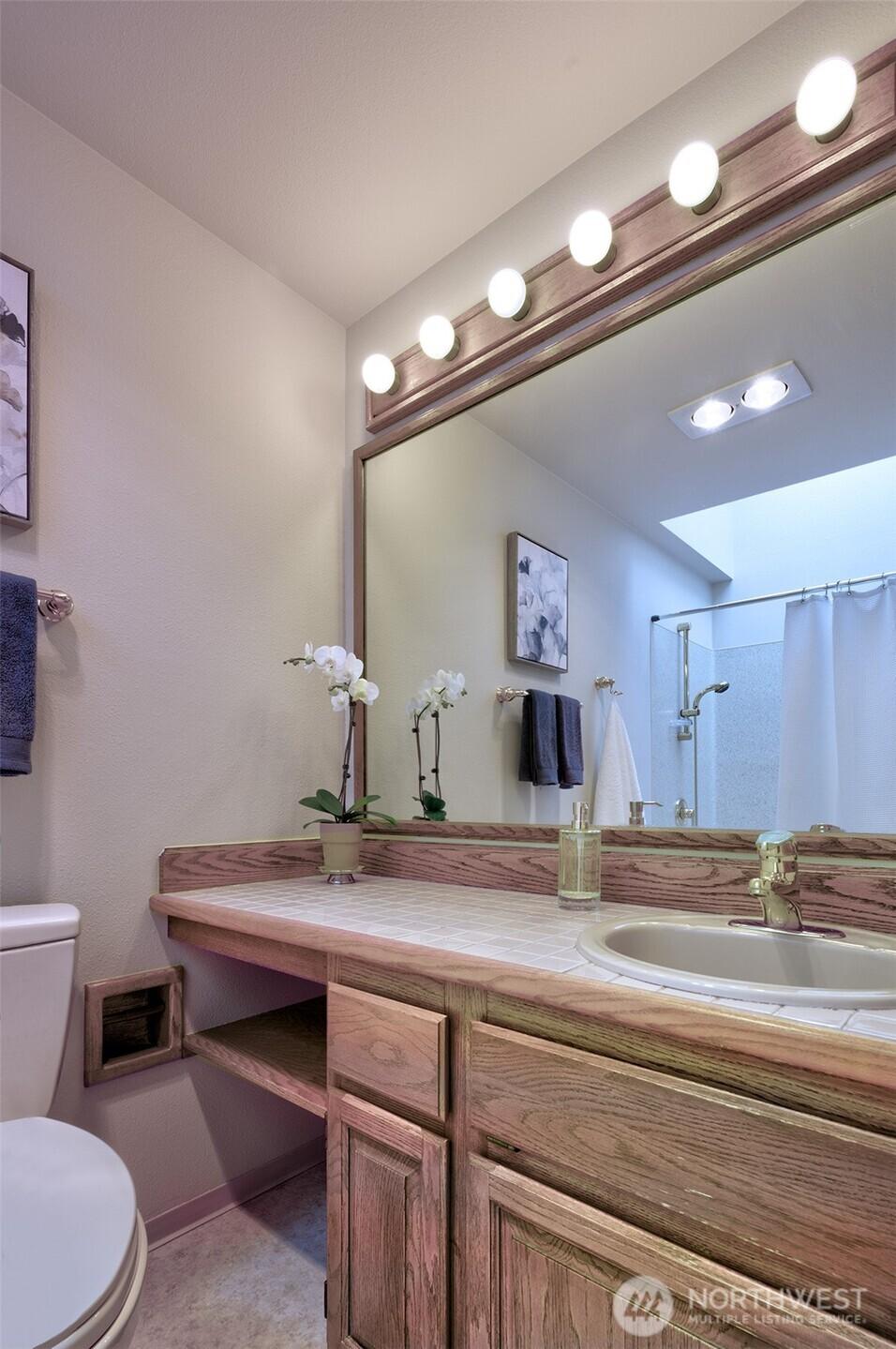 SEATTLE, Washington, 98103, United States, 2 Bedrooms Bedrooms, ,2 BathroomsBathrooms,Residential,For Sale,1794014