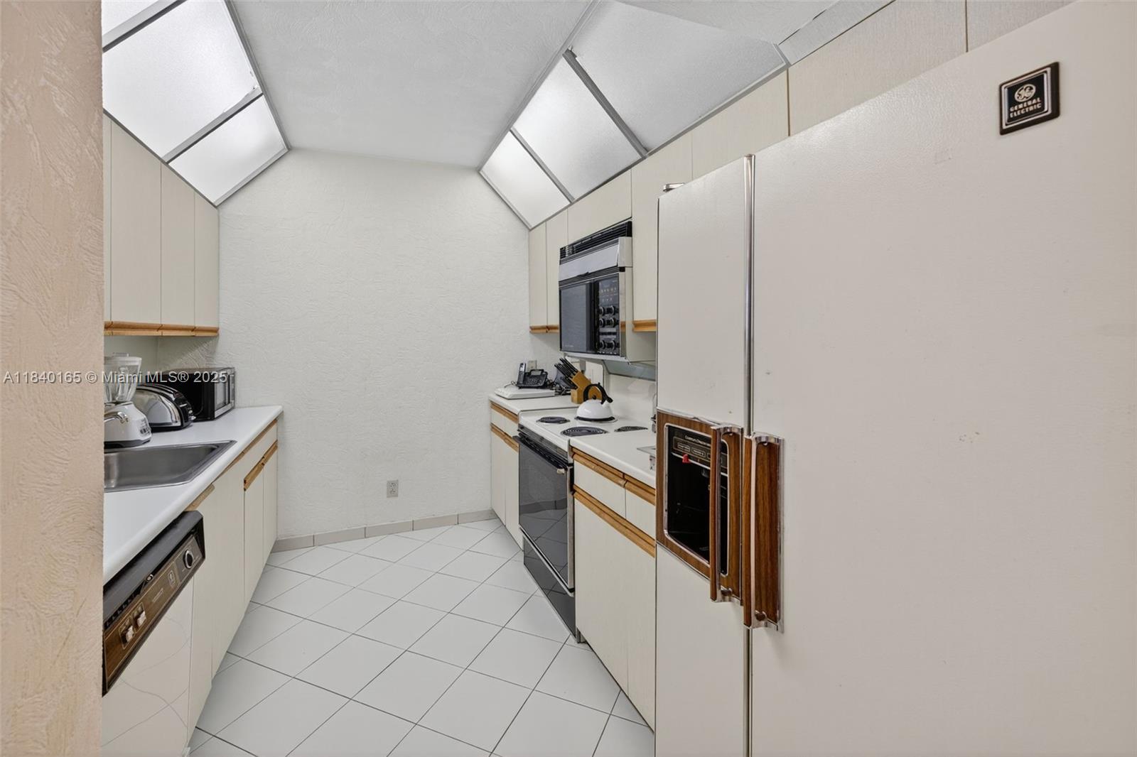 Aventura, Florida, 33180, United States, 2 Bedrooms Bedrooms, ,2 BathroomsBathrooms,Residential,For Sale,1897536